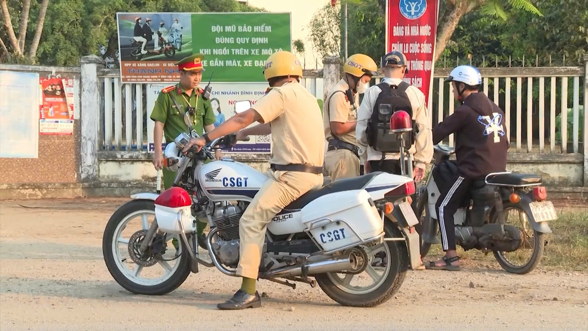 Bình Định: Học sinh vi phạm giao thông giảm hẳn sau nửa tháng ra quân cao điểm- Ảnh 3. Bình Định: Học sinh vi phạm giao thông giảm hẳn sau nửa tháng ra quân cao điểm- Ảnh 3.