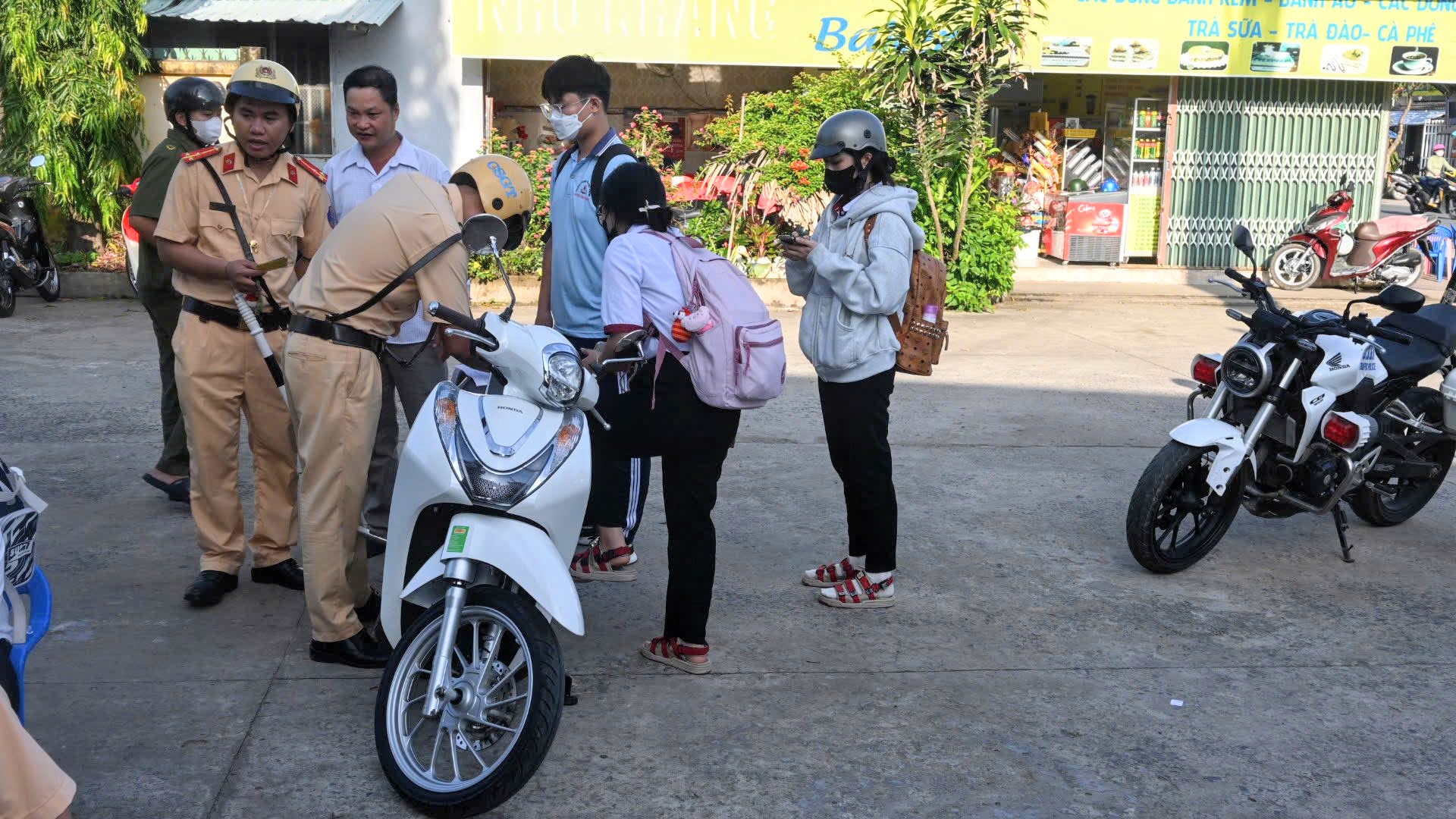 Th&iacute; điểm m&ocirc; h&igrave;nh kh&ocirc;ng giao xe cho học sinh chưa đủ tuổi- Ảnh 2.