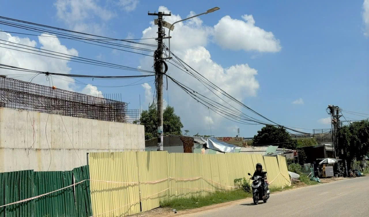 Gần 2 năm thi c&ocirc;ng, cao tốc Quảng Ng&atilde;i - Ho&agrave;i Nhơn vẫn vướng mặt bằng- Ảnh 1.