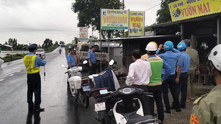 Giải tỏa vi phạm hành lang an toàn đường bộ tuyến Quản Lộ - Phụng Hiệp- Ảnh 1. Giải tỏa vi phạm hành lang an toàn đường bộ tuyến Quản Lộ - Phụng Hiệp- Ảnh 1.
