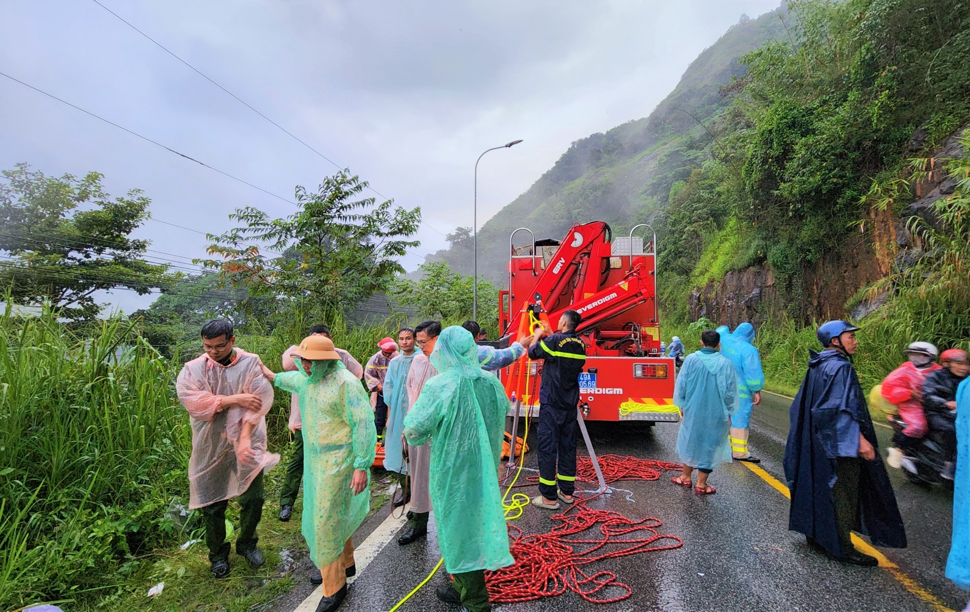 Vụ ô tô rơi vực, đôi nam nữ thương vong: Vị trí xảy ra tai nạn không có camera giám sát- Ảnh 2. Vụ ô tô rơi vực, đôi nam nữ thương vong: Vị trí xảy ra tai nạn không có camera giám sát- Ảnh 2.