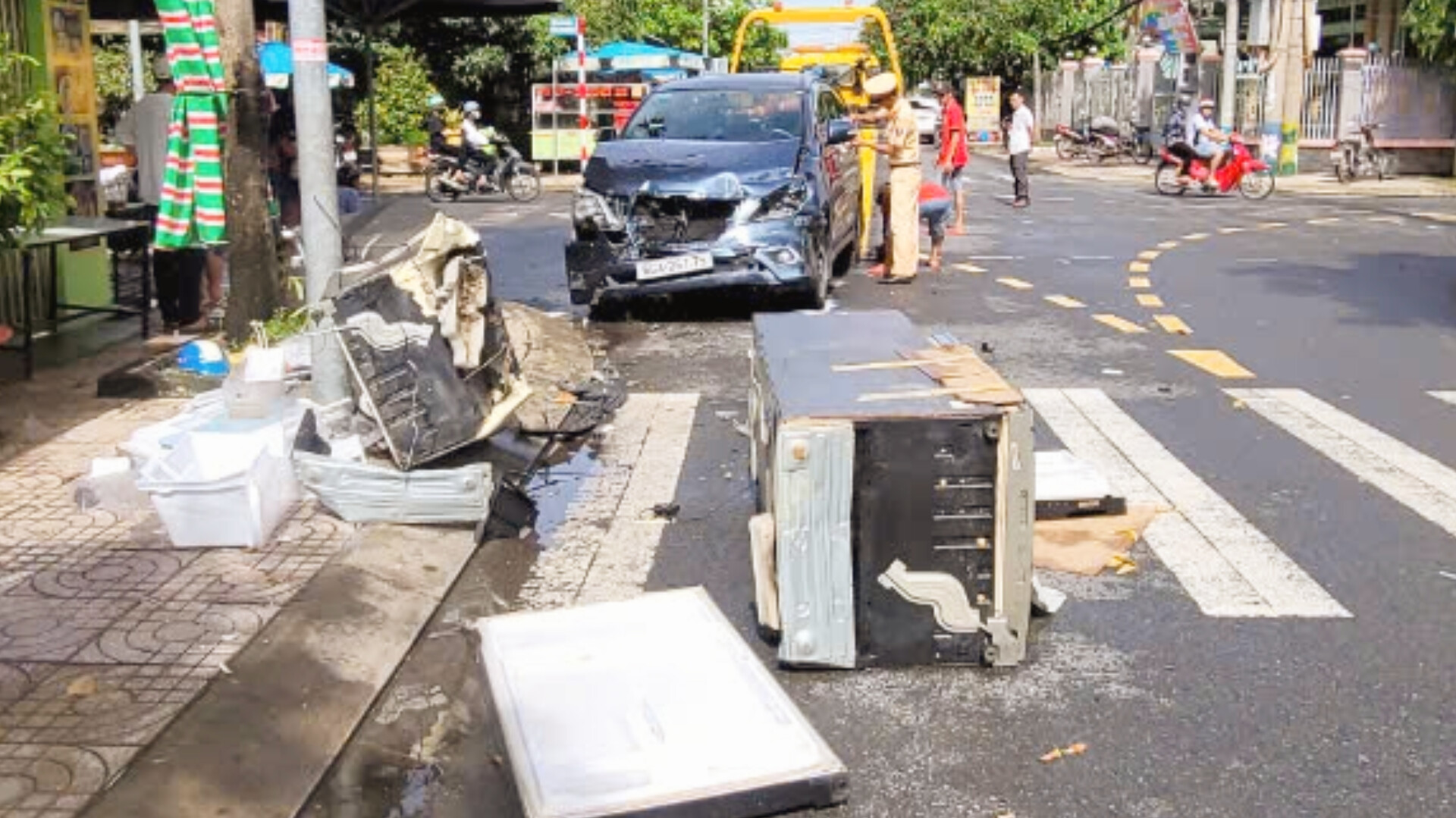 Tông nát đầu ô tô 7 chỗ, tài xế xe ba gác tử vong trên đường cấp cứu- Ảnh 1. Tông nát đầu ô tô 7 chỗ, tài xế xe ba gác tử vong trên đường cấp cứu- Ảnh 1.