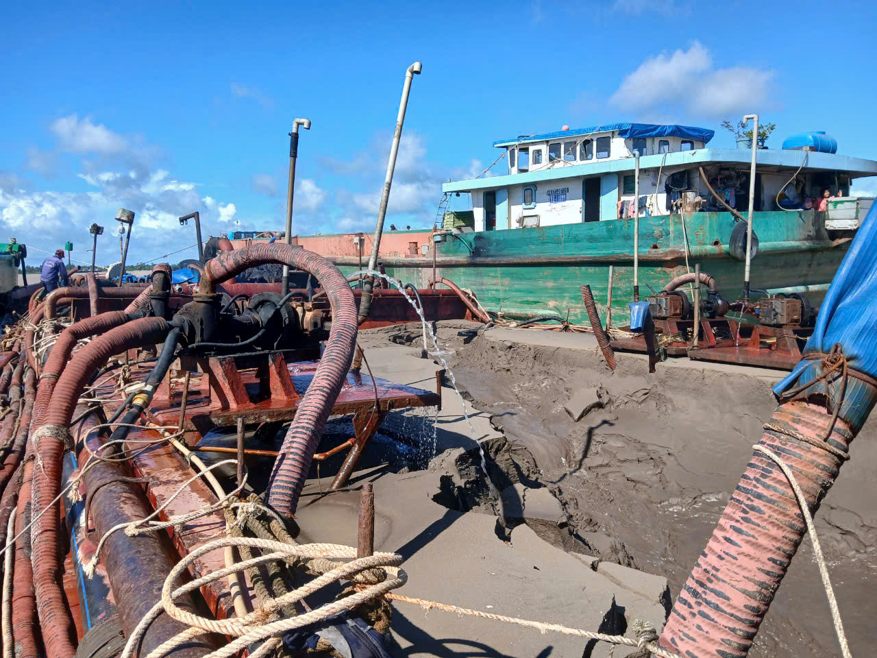 S&oacute;c Trăng kiến nghị Bạc Li&ecirc;u, Tr&agrave; Vinh phối hợp để quản l&yacute; khai th&aacute;c, vận chuyển c&aacute;t biển- Ảnh 1.