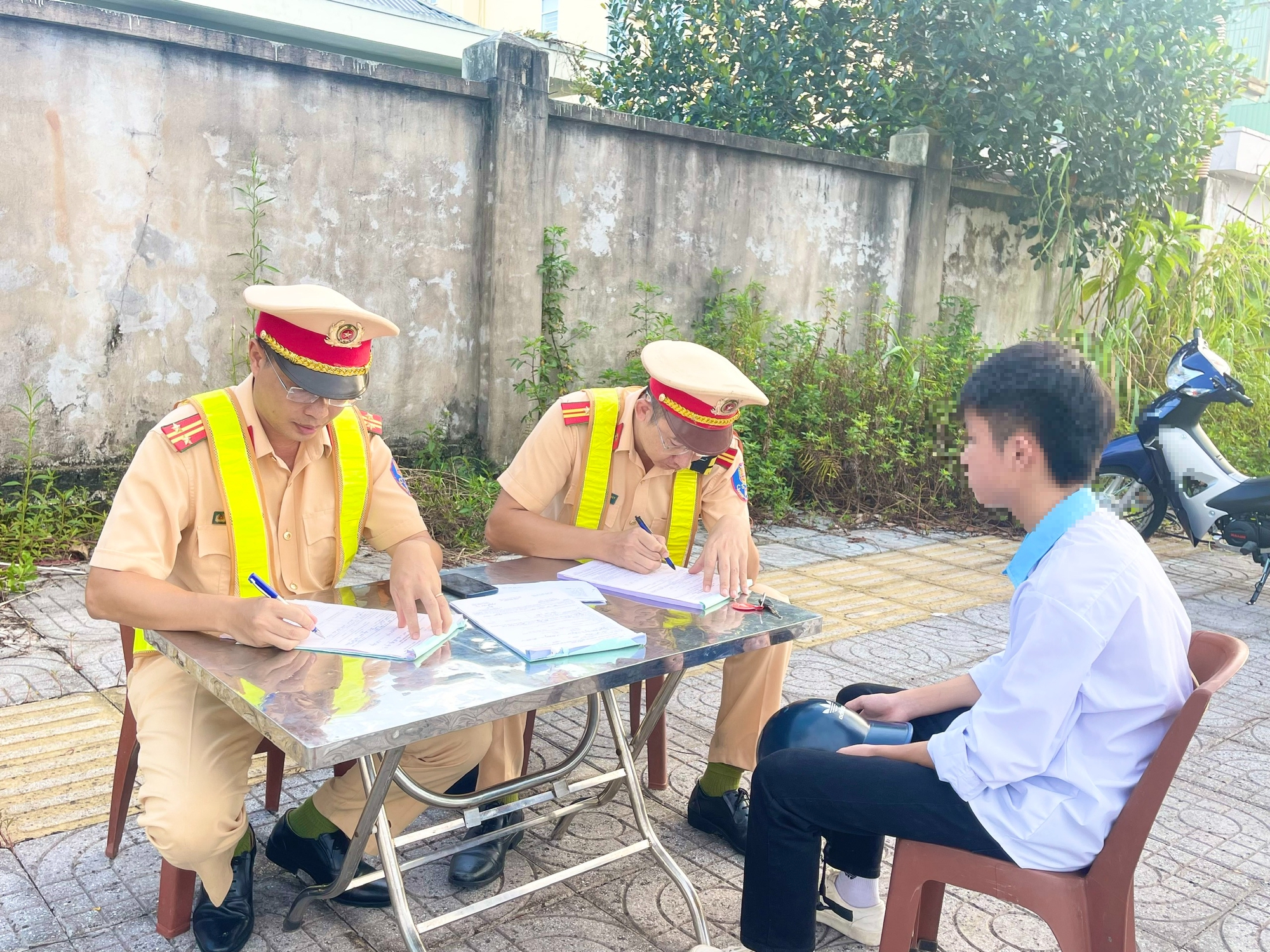 Quảng Ninh tăng xử phạt vi phạm, đưa ATGT v&agrave;o ti&ecirc;u ch&iacute; thi đua- Ảnh 4.