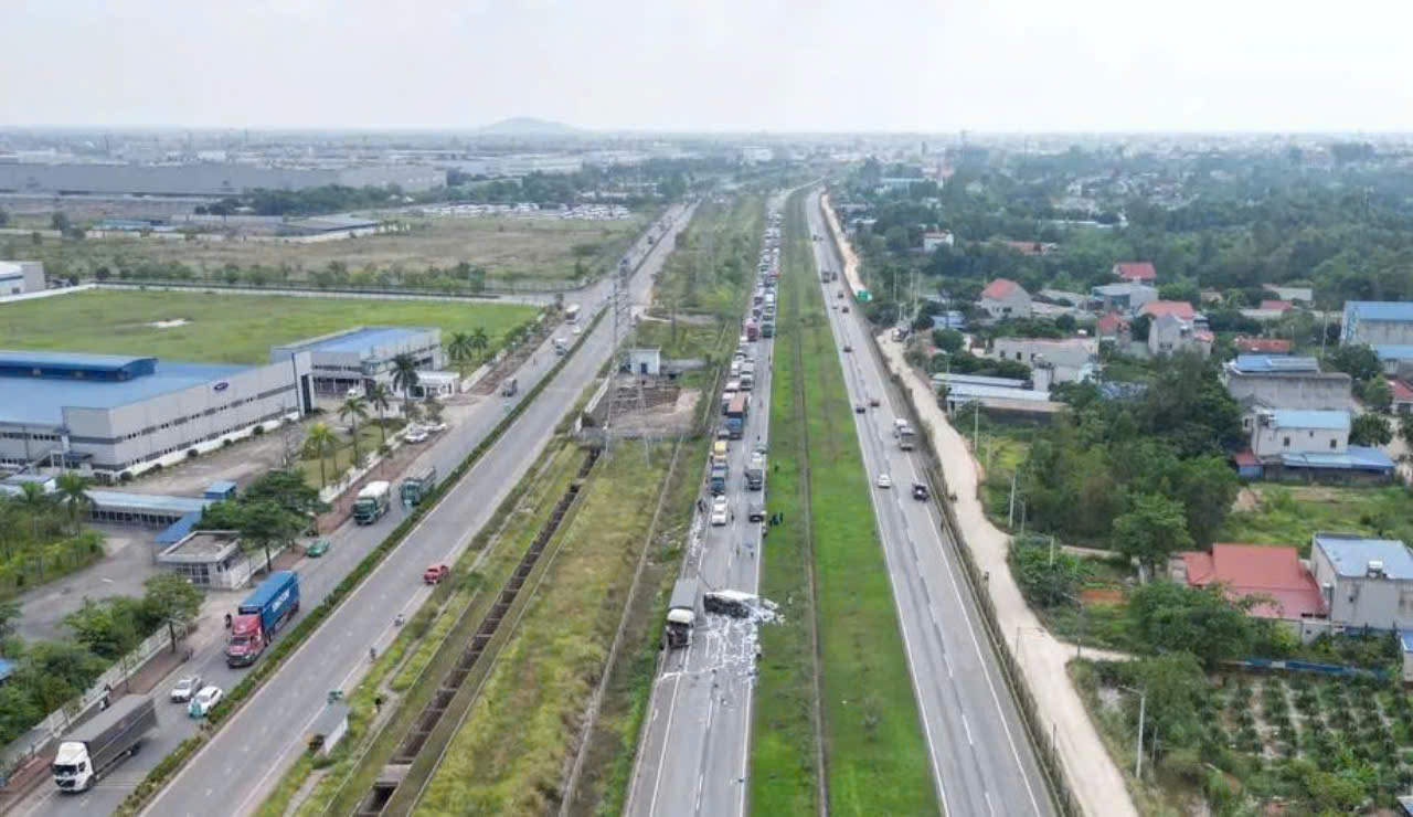 Xe tải mất l&aacute;i đ&acirc;m v&agrave;o xe qu&acirc;n sự, lật chắn ngang cao tốc H&agrave; Nội - Th&aacute;i Nguy&ecirc;n- Ảnh 1.