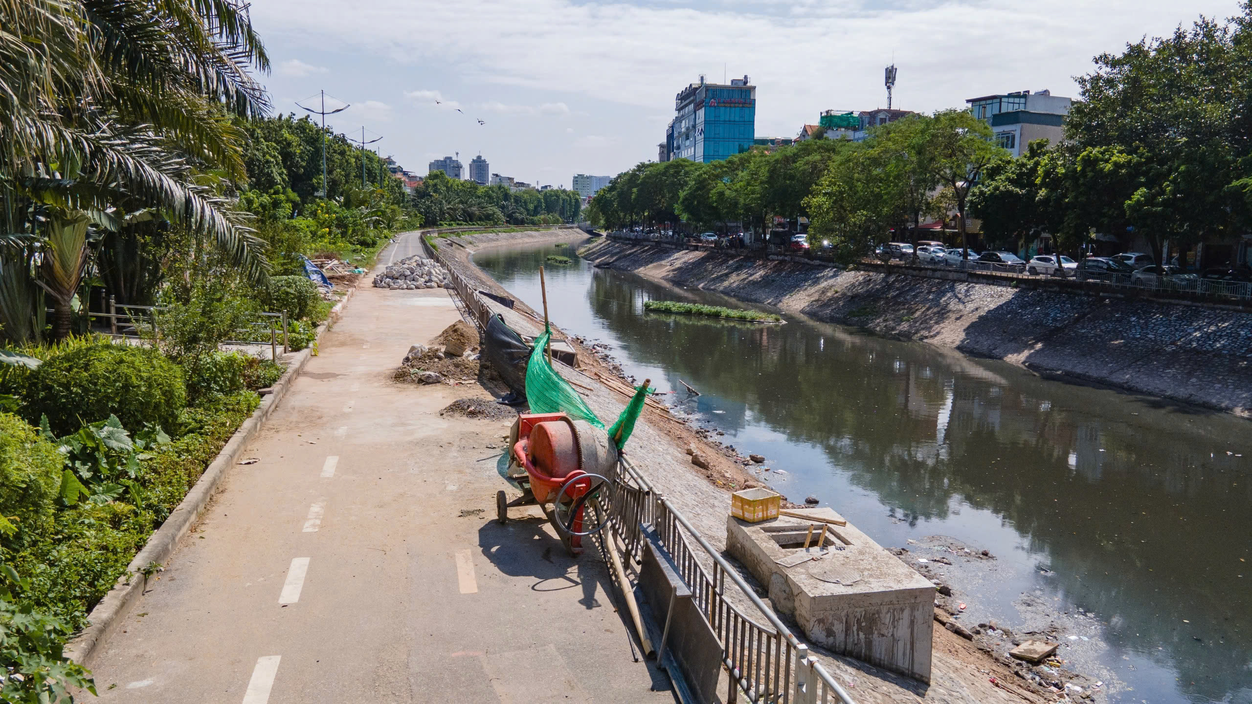 H&agrave; Nội: Ngổn ngang gạch đ&aacute; dọc đường đi bộ ven s&ocirc;ng T&ocirc; Lịch- Ảnh 1.