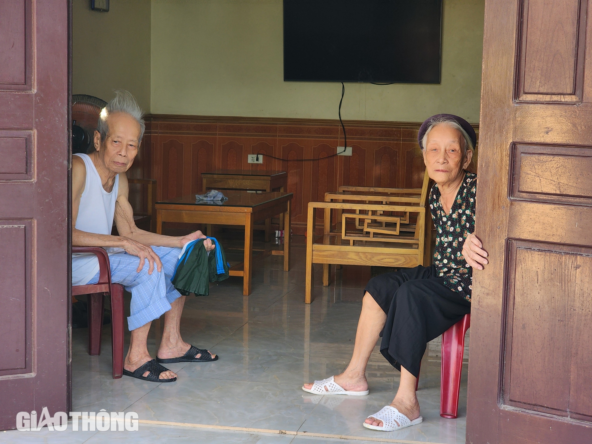 Ph&uacute; Thọ: Đường thi c&ocirc;ng dang dở, người d&acirc;n di chuyển tr&ecirc;n nắp cống- Ảnh 2.