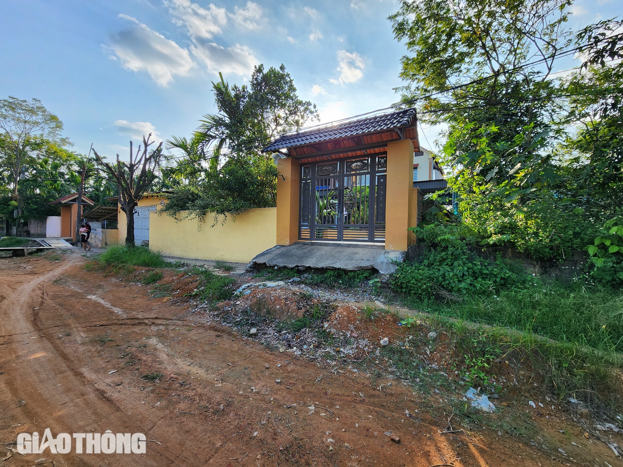 Ph&uacute; Thọ: Đường thi c&ocirc;ng dang dở, người d&acirc;n di chuyển tr&ecirc;n nắp cống- Ảnh 3.