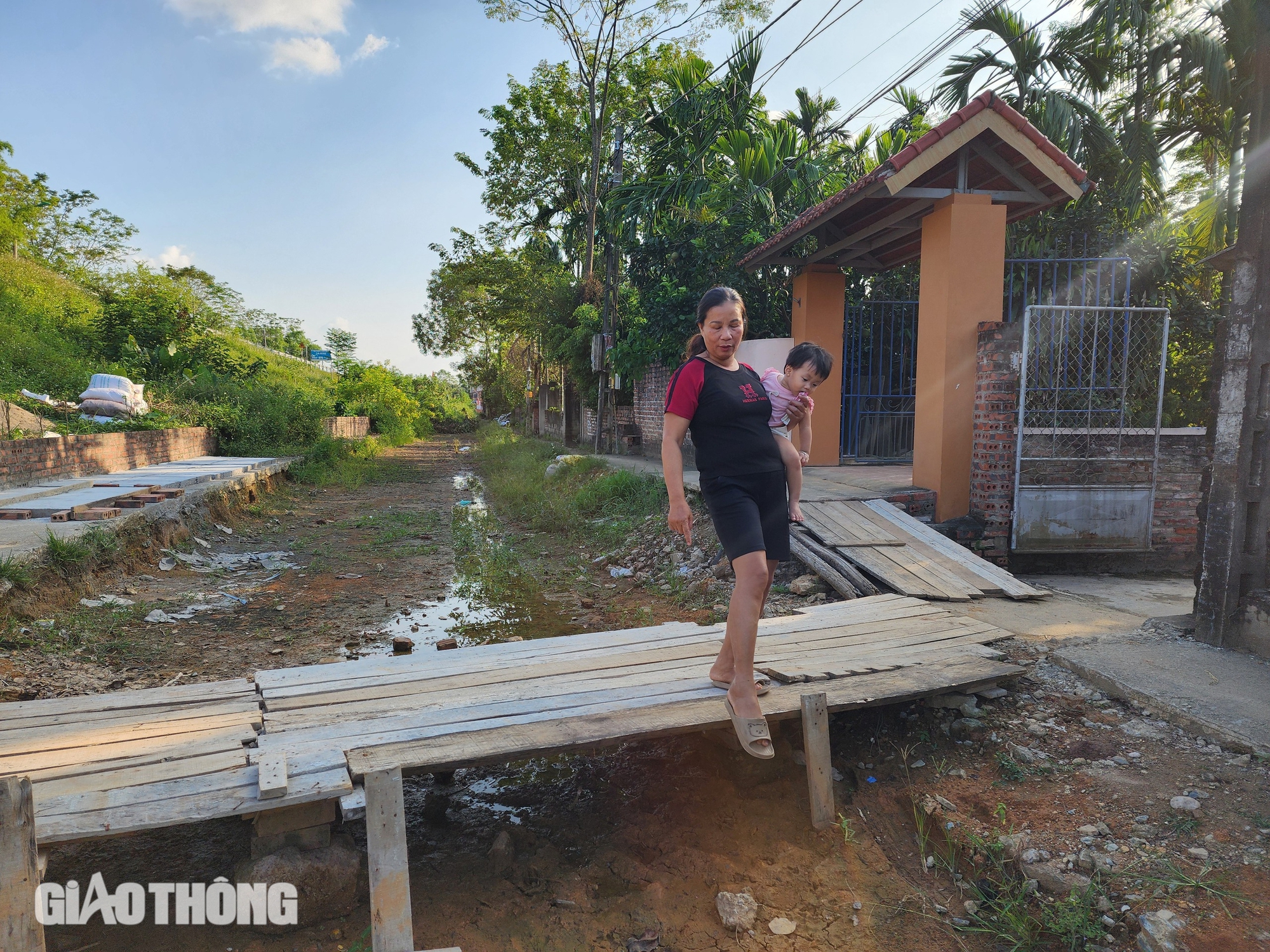Ph&uacute; Thọ: Đường thi c&ocirc;ng dang dở, người d&acirc;n di chuyển tr&ecirc;n nắp cống- Ảnh 5.