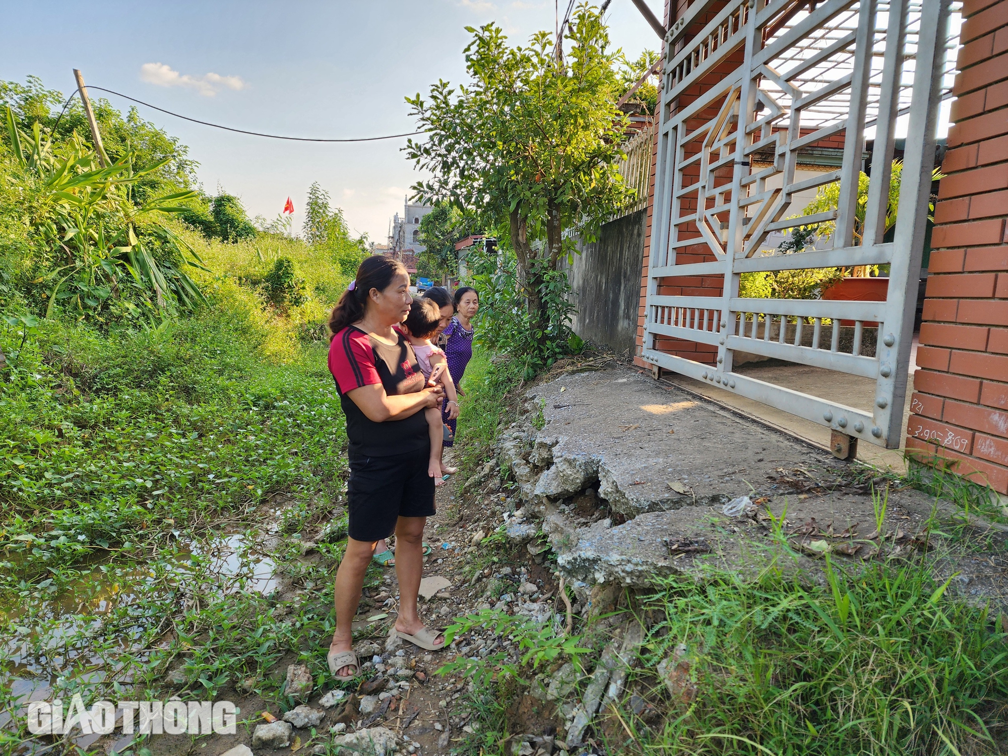 Ph&uacute; Thọ: Đường thi c&ocirc;ng dang dở, người d&acirc;n di chuyển tr&ecirc;n nắp cống- Ảnh 9.