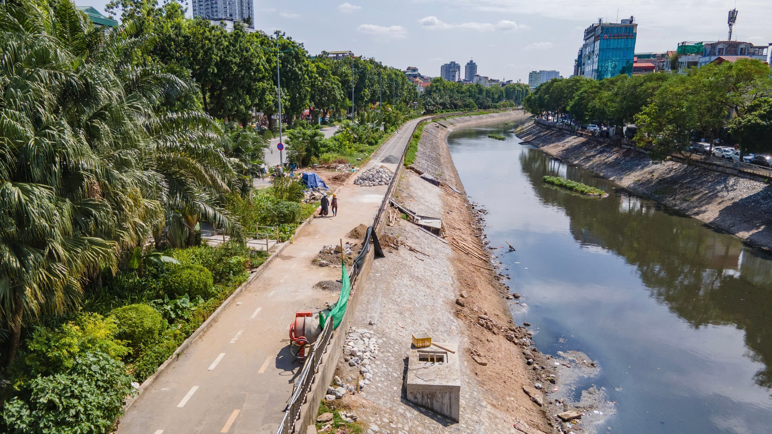 H&agrave; Nội: Ngổn ngang gạch đ&aacute; dọc đường đi bộ ven s&ocirc;ng T&ocirc; Lịch- Ảnh 2.