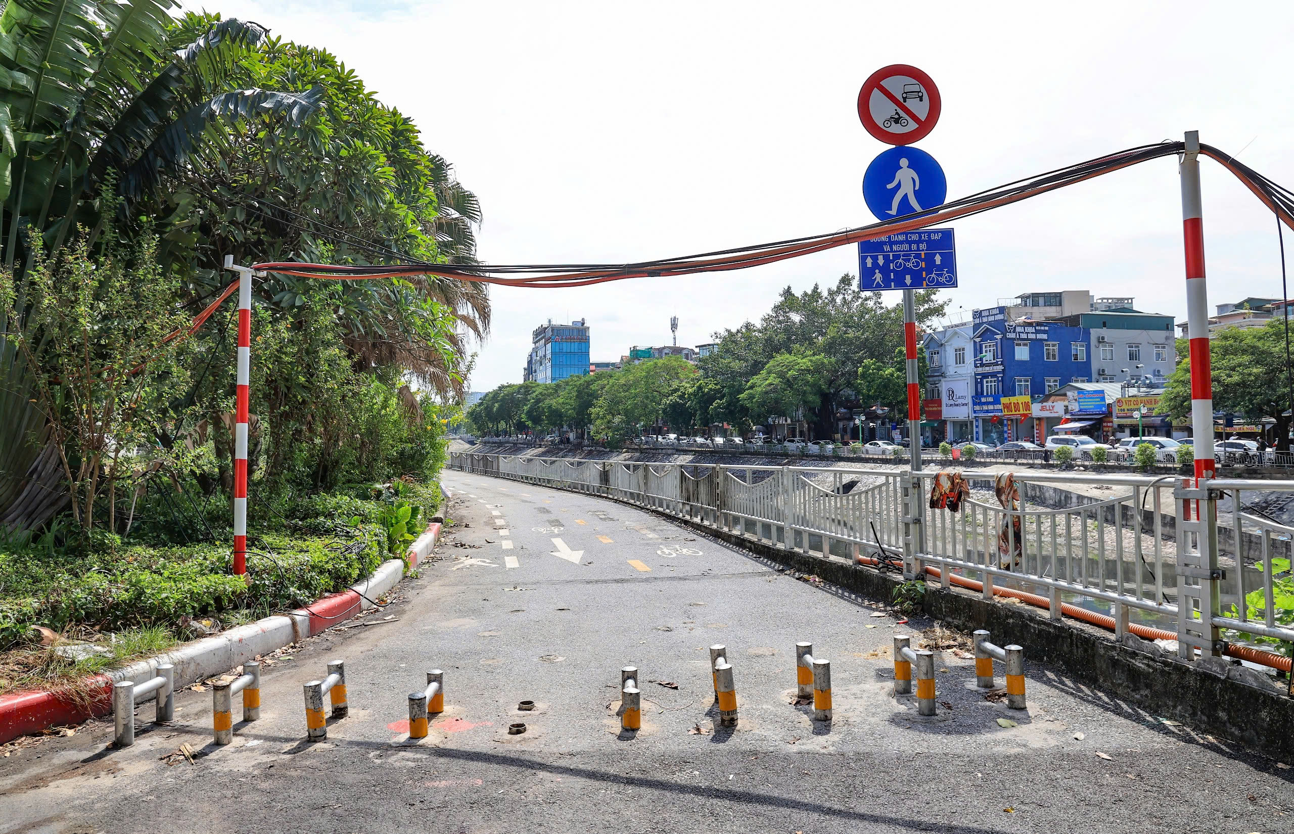 H&agrave; Nội: Ngổn ngang gạch đ&aacute; dọc đường đi bộ ven s&ocirc;ng T&ocirc; Lịch- Ảnh 10.