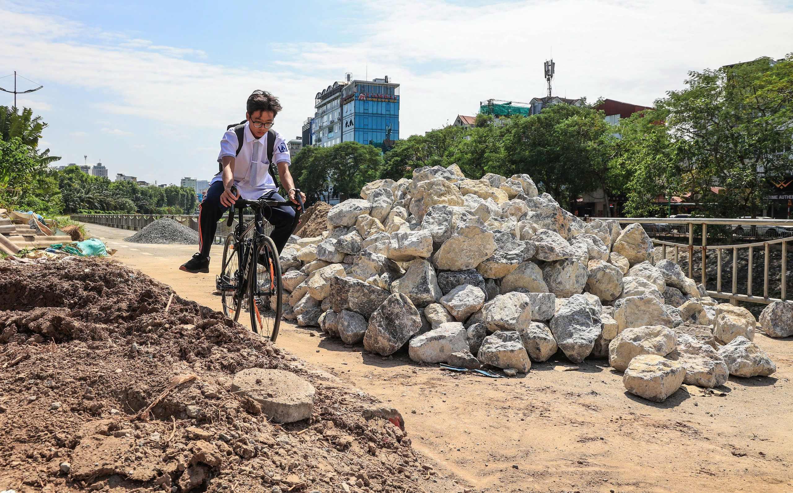 H&agrave; Nội: Ngổn ngang gạch đ&aacute; dọc đường đi bộ ven s&ocirc;ng T&ocirc; Lịch- Ảnh 6.