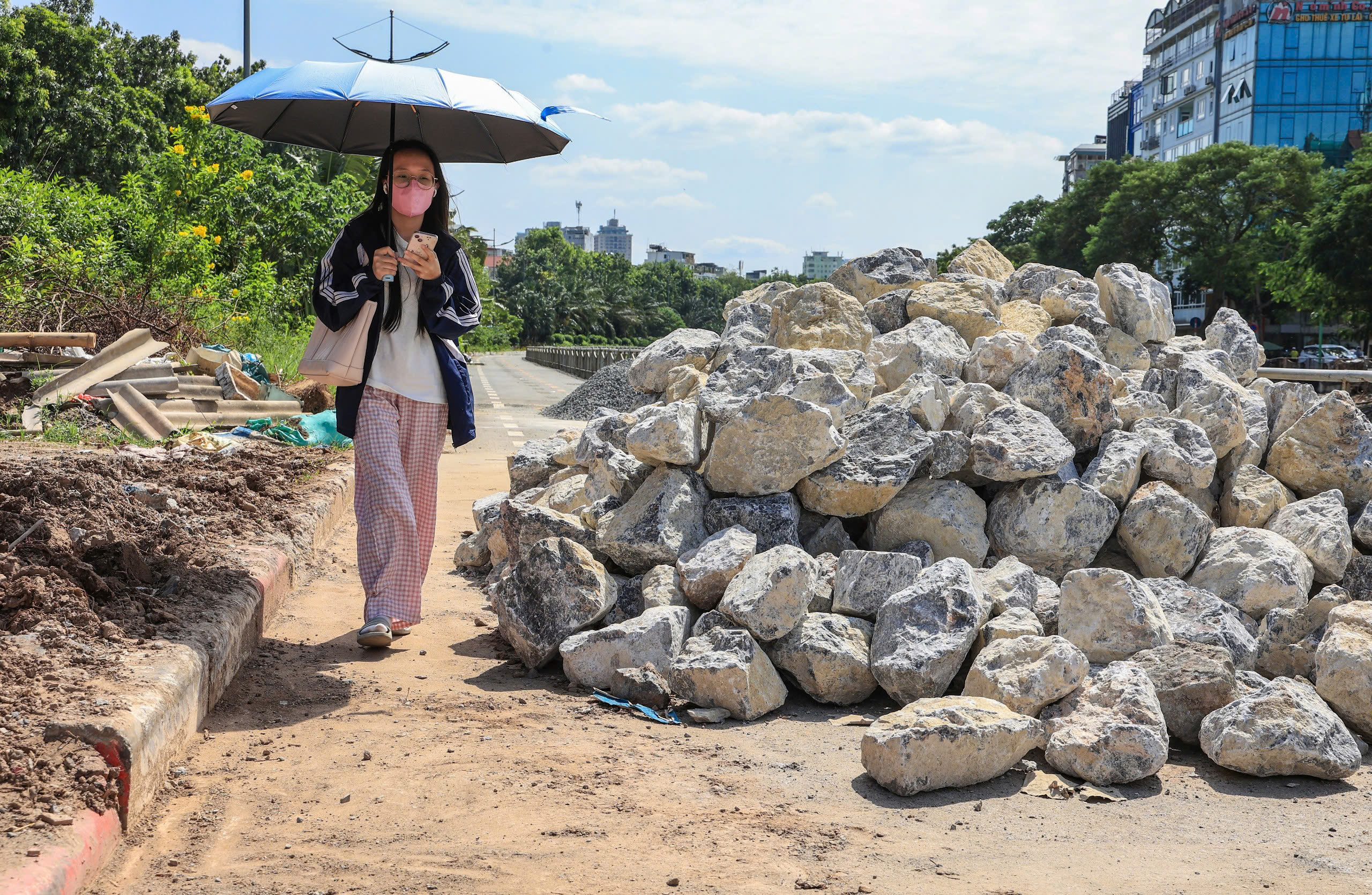H&agrave; Nội: Ngổn ngang gạch đ&aacute; dọc đường đi bộ ven s&ocirc;ng T&ocirc; Lịch- Ảnh 8.