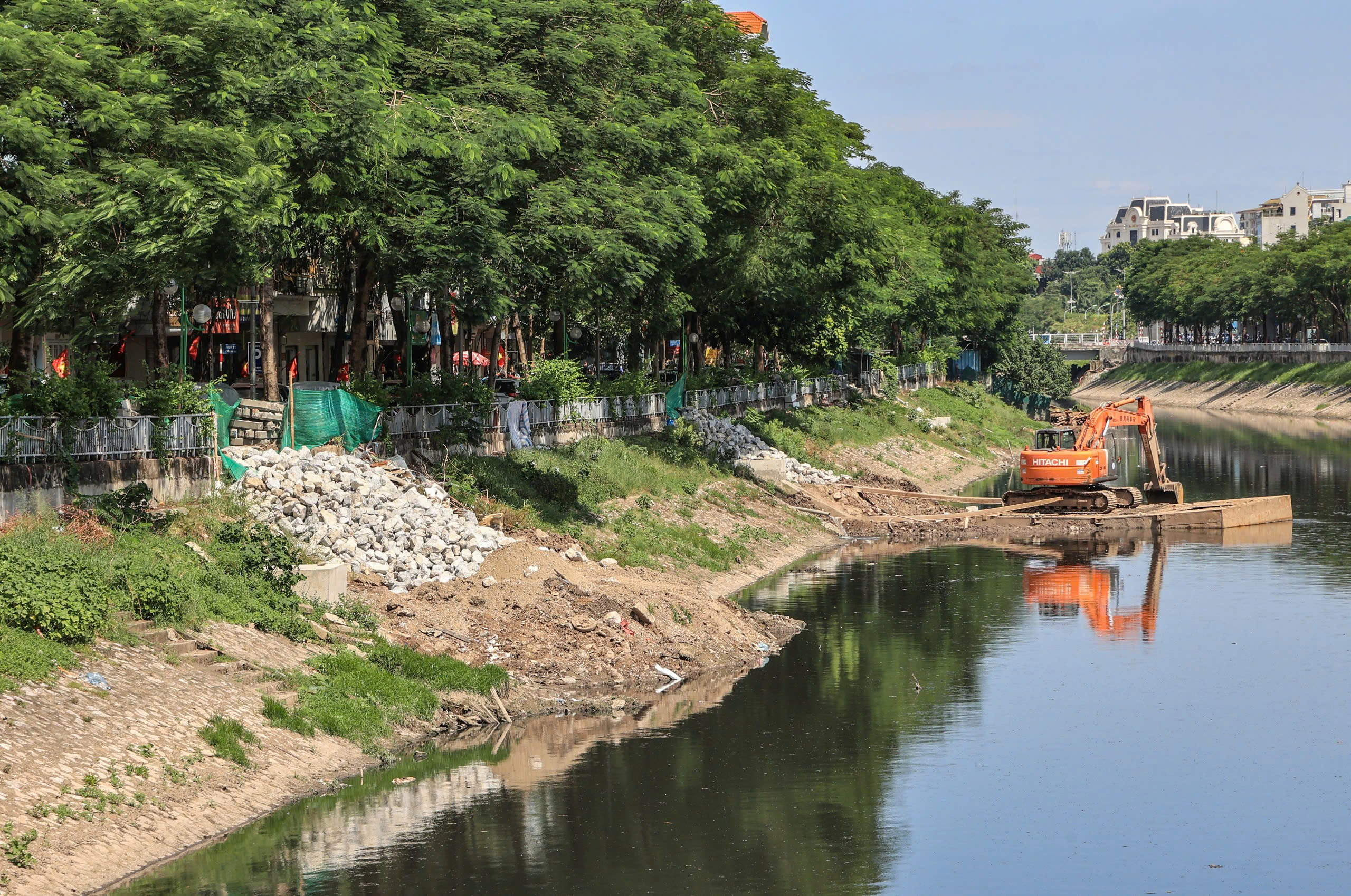 H&agrave; Nội: Ngổn ngang gạch đ&aacute; dọc đường đi bộ ven s&ocirc;ng T&ocirc; Lịch- Ảnh 12.