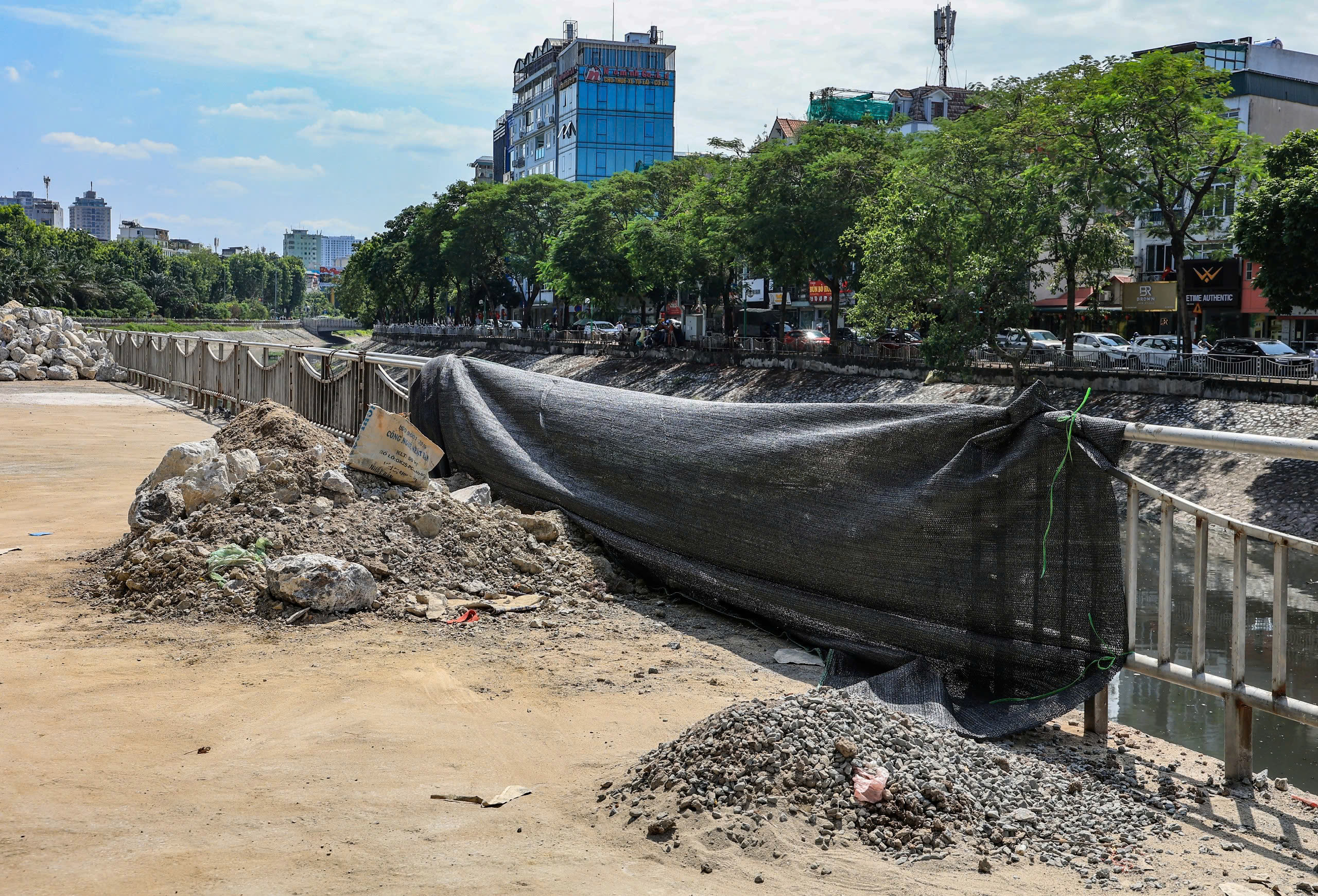 H&agrave; Nội: Ngổn ngang gạch đ&aacute; dọc đường đi bộ ven s&ocirc;ng T&ocirc; Lịch- Ảnh 4.
