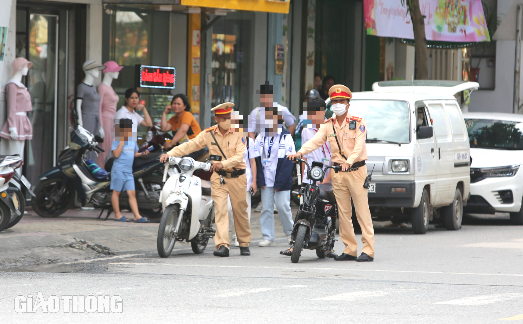 Cắm chốt ở ngã ba, ngã tư xử lý học sinh vi phạm- Ảnh 4. Cắm chốt ở ngã ba, ngã tư xử lý học sinh vi phạm- Ảnh 4.