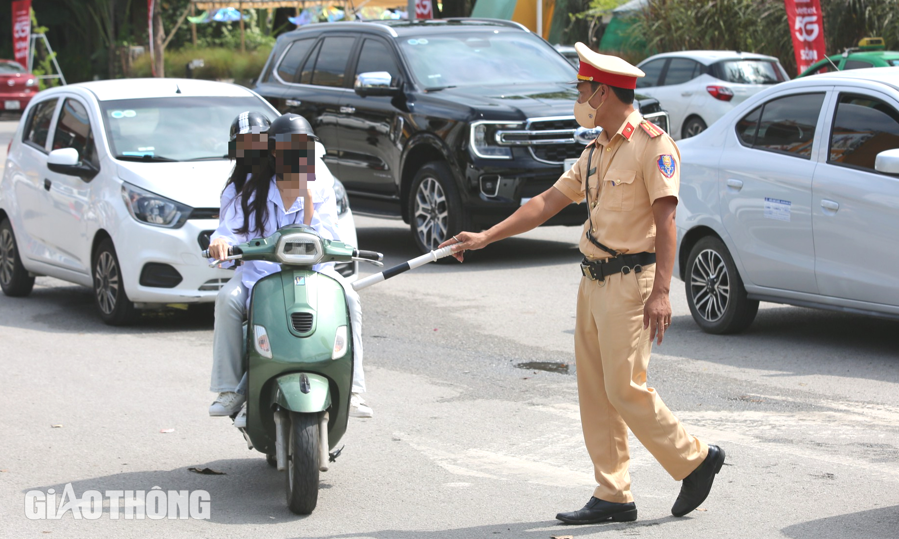 Cắm chốt ở ngã ba, ngã tư xử lý học sinh vi phạm- Ảnh 1. Cắm chốt ở ngã ba, ngã tư xử lý học sinh vi phạm- Ảnh 1.