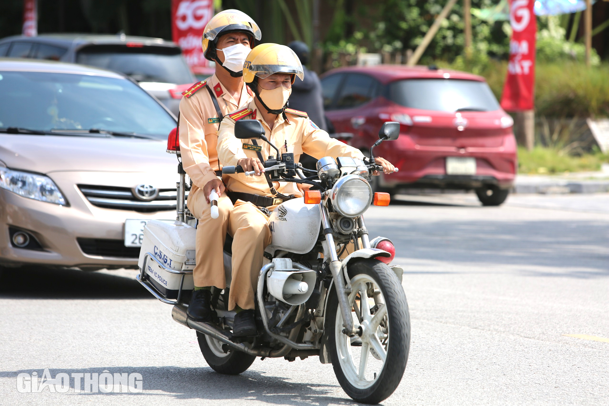 Cắm chốt ở ngã ba, ngã tư xử lý học sinh vi phạm- Ảnh 2. Cắm chốt ở ngã ba, ngã tư xử lý học sinh vi phạm- Ảnh 2.
