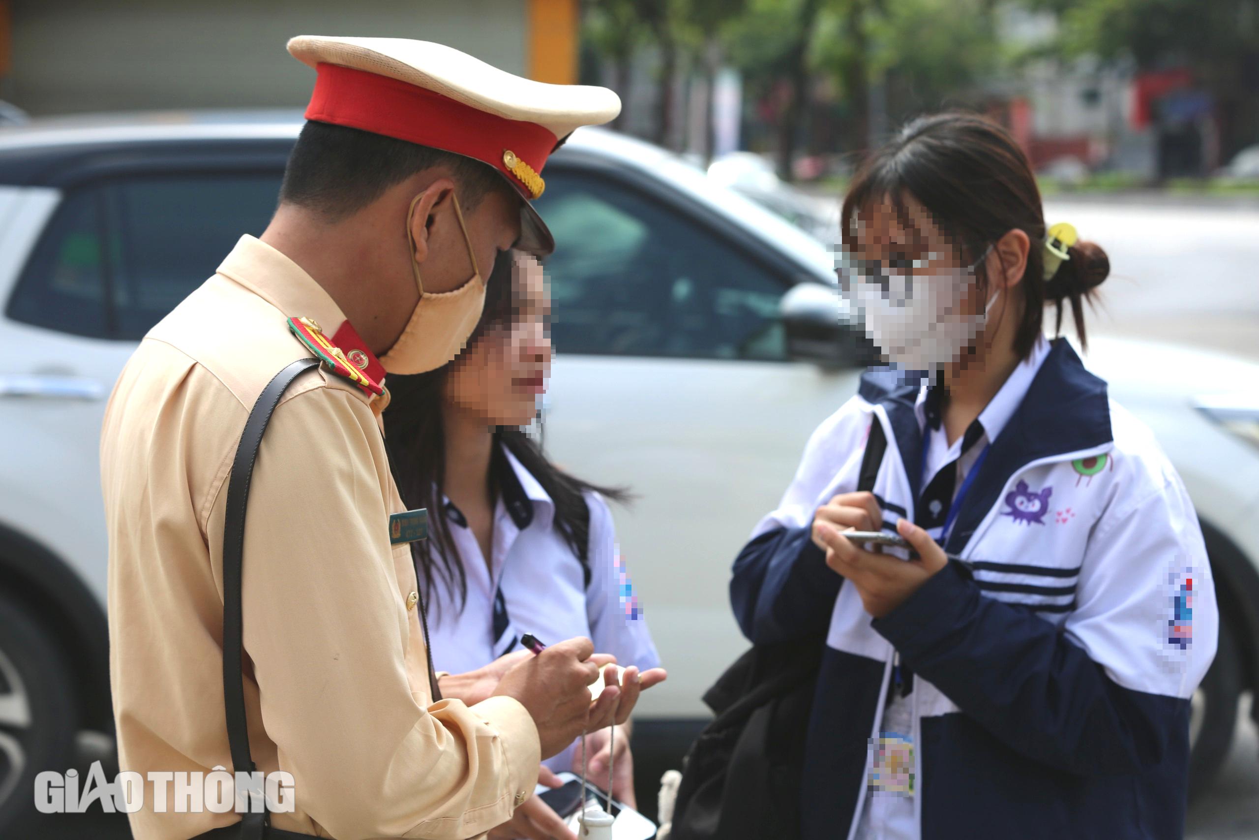 Cắm chốt ở ngã ba, ngã tư xử lý học sinh vi phạm- Ảnh 6. Cắm chốt ở ngã ba, ngã tư xử lý học sinh vi phạm- Ảnh 6.