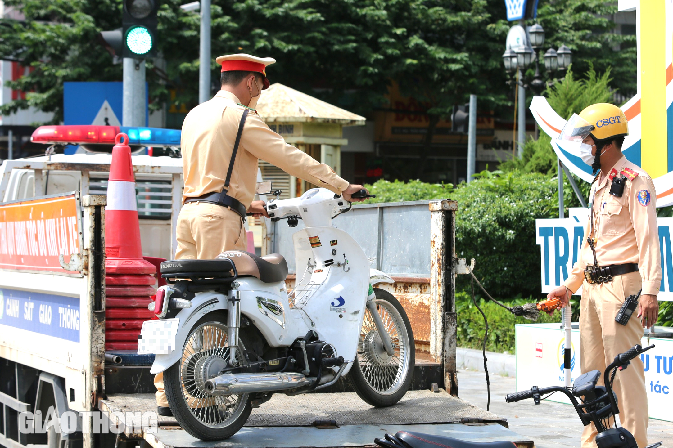 Cắm chốt ở ngã ba, ngã tư xử lý học sinh vi phạm- Ảnh 10. Cắm chốt ở ngã ba, ngã tư xử lý học sinh vi phạm- Ảnh 10.