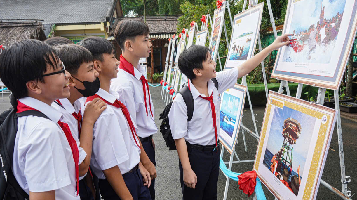 Nhiều tư liệu qu&yacute; tại triển l&atilde;m "Ho&agrave;ng Sa - Trường Sa của Việt Nam" ở C&agrave; Mau- Ảnh 3.