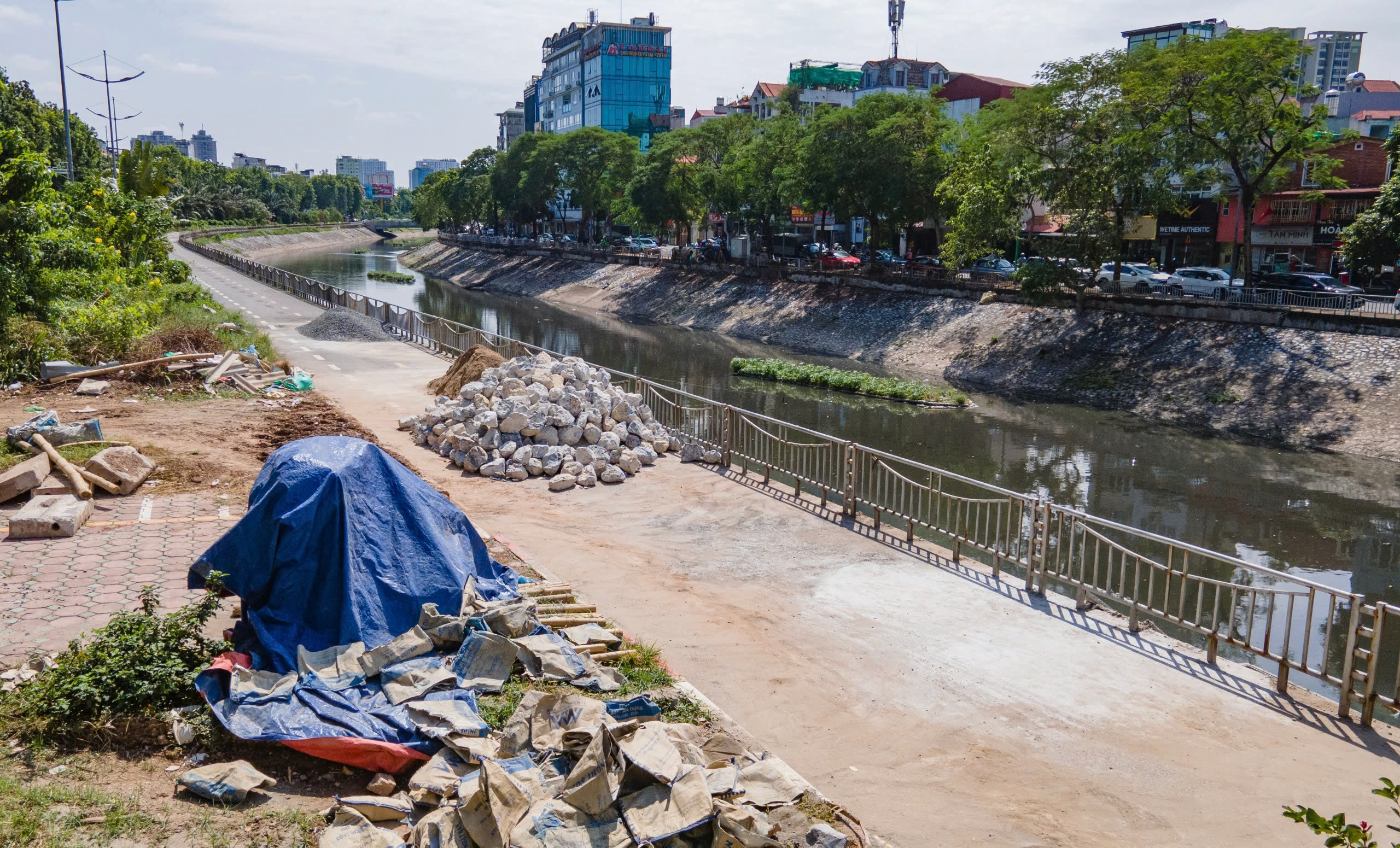 H&agrave; Nội: Ngổn ngang gạch đ&aacute; dọc đường đi bộ ven s&ocirc;ng T&ocirc; Lịch- Ảnh 5.