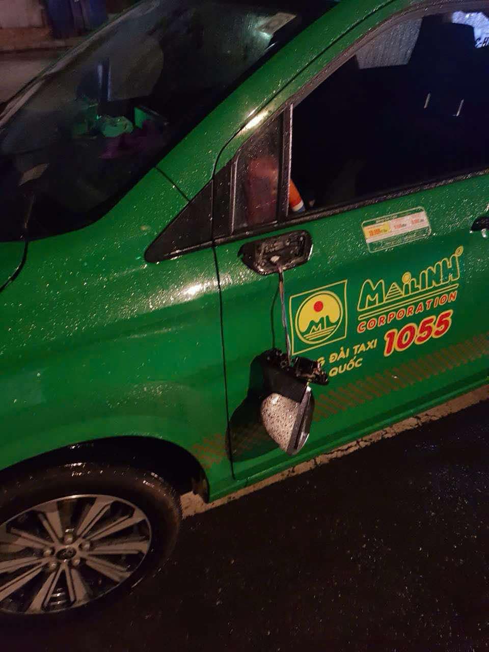 Nh&acirc;n vi&ecirc;n c&ocirc;ng ty c&ocirc;ng &iacute;ch quận 1 đập g&atilde;y gương chiếu hậu xe taxi- Ảnh 1.