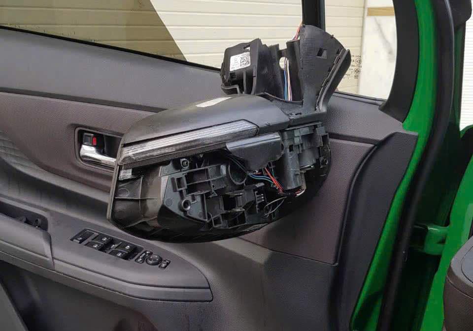 Nh&acirc;n vi&ecirc;n c&ocirc;ng ty c&ocirc;ng &iacute;ch quận 1 đập g&atilde;y gương chiếu hậu xe taxi- Ảnh 2.