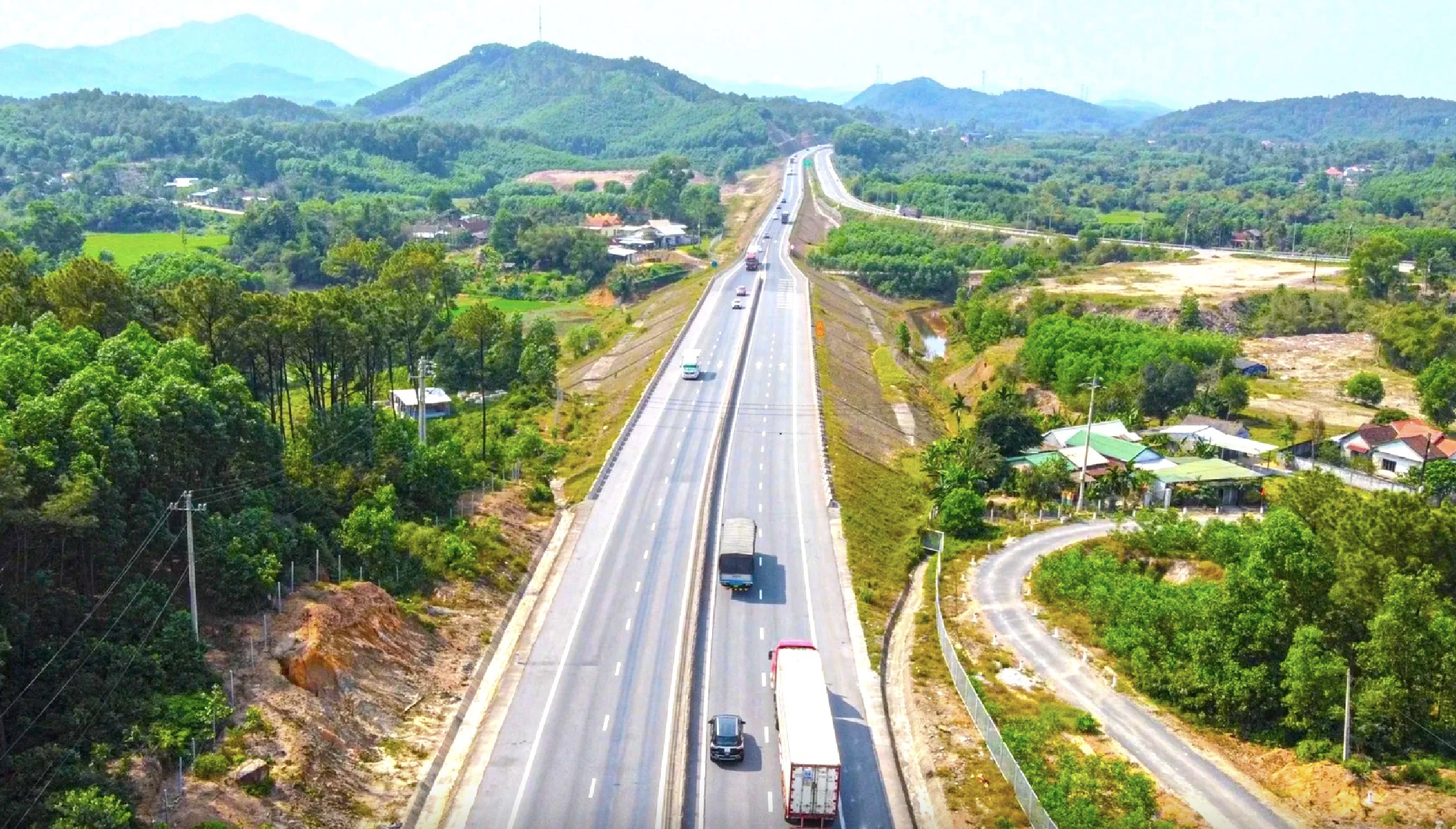 Đầu tư gần 6,5 ngh&igrave;n tỷ đồng mở rộng cao tốc Cam Lộ - La Sơn- Ảnh 1.