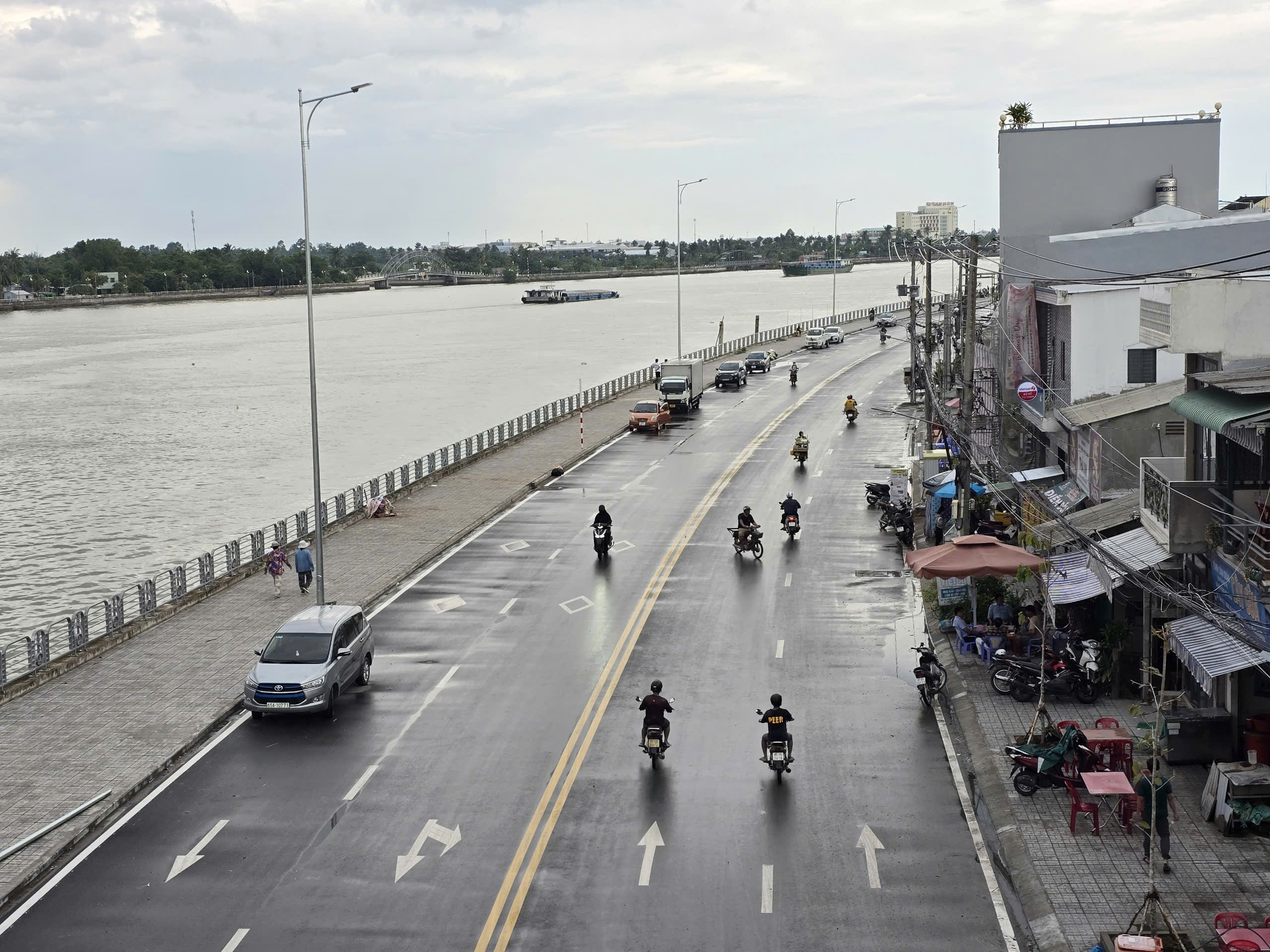 Cần Thơ: C&oacute; "l&aacute; chắn" ngh&igrave;n tỷ, bến Ninh Kiều vẫn ch&igrave;m trong nước- Ảnh 5.