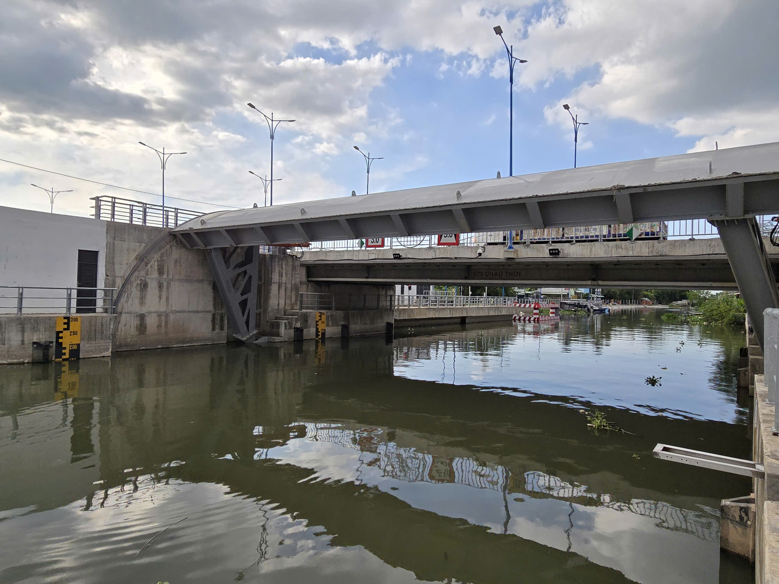Cần Thơ: C&oacute; "l&aacute; chắn" ngh&igrave;n tỷ, bến Ninh Kiều vẫn ch&igrave;m trong nước- Ảnh 3.