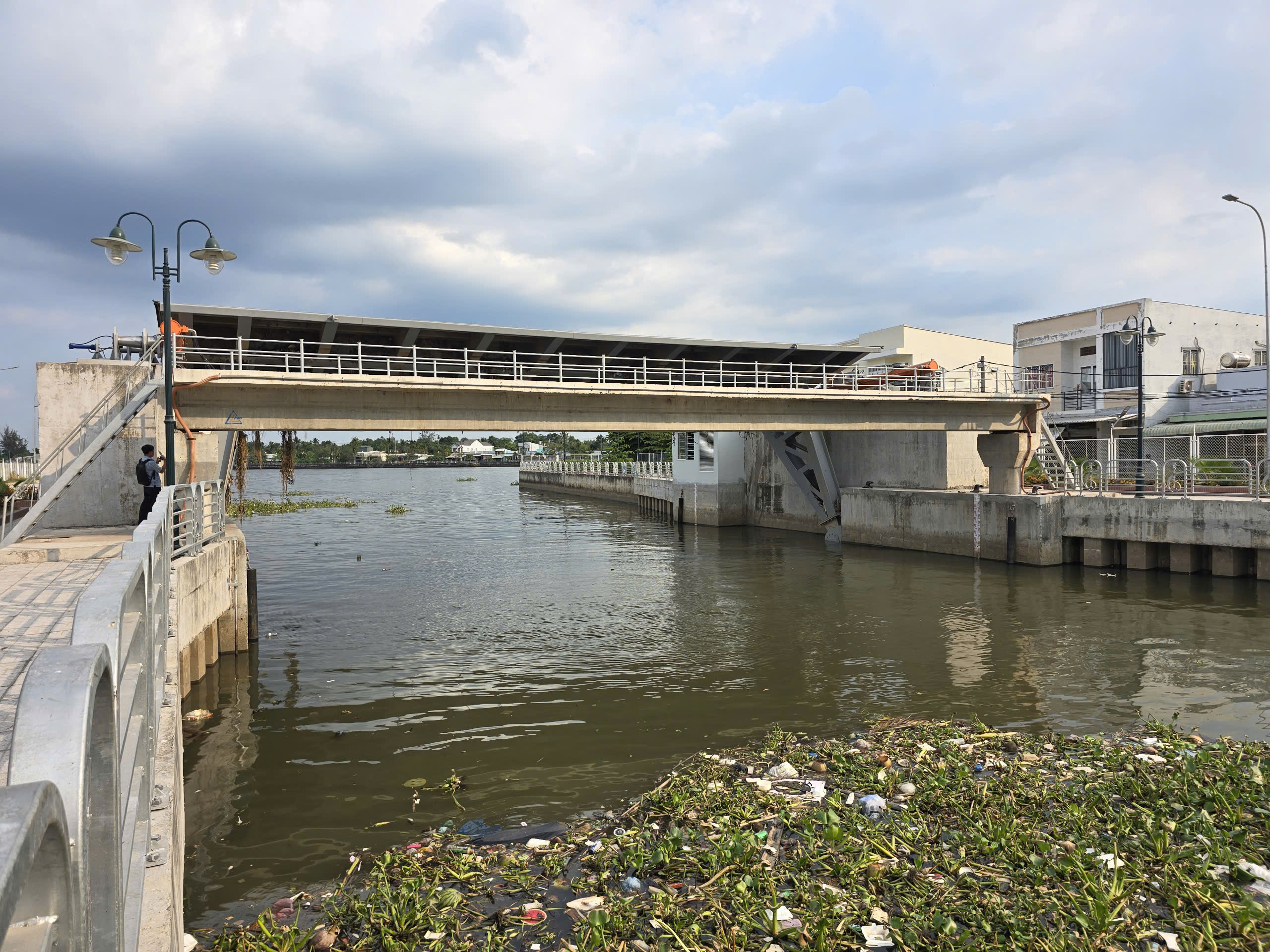 Cần Thơ: C&oacute; "l&aacute; chắn" ngh&igrave;n tỷ, bến Ninh Kiều vẫn ch&igrave;m trong nước- Ảnh 4.