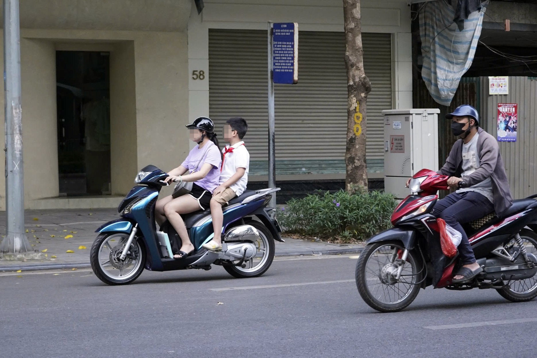 CSGT quyết liệt xử l&yacute;, học sinh chấp h&agrave;nh nhưng nhiều phụ huynh vẫn cố t&igrave;nh vi phạm- Ảnh 3.