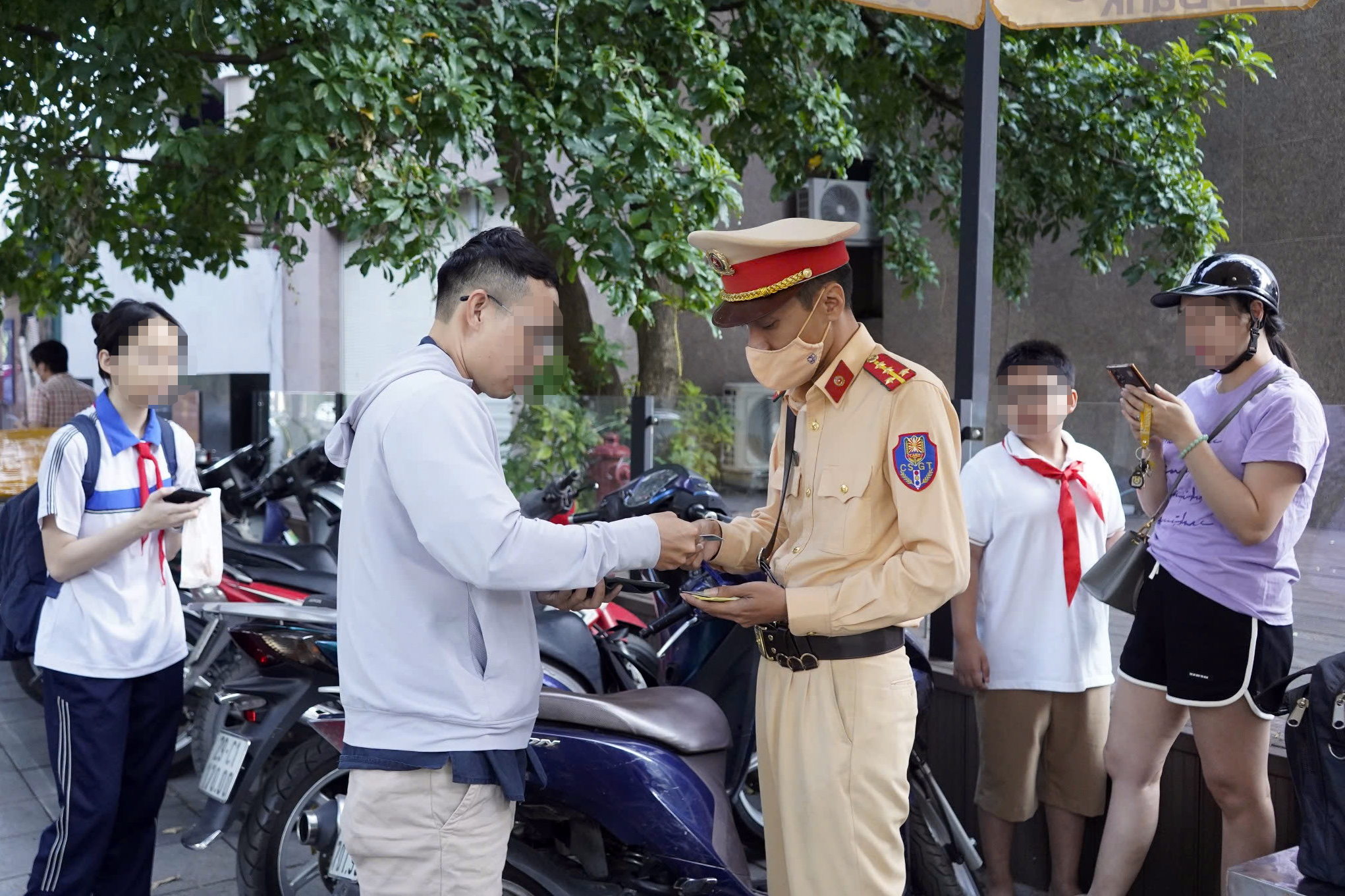 CSGT quyết liệt xử l&yacute;, học sinh chấp h&agrave;nh nhưng nhiều phụ huynh vẫn cố t&igrave;nh vi phạm- Ảnh 6.