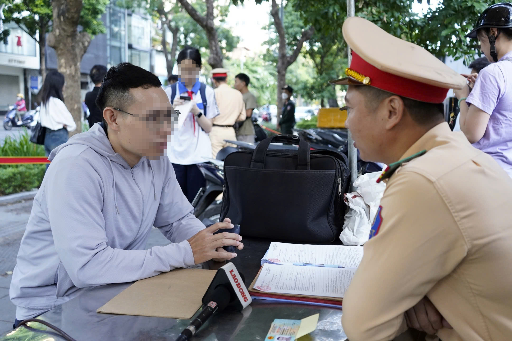 CSGT quyết liệt xử l&yacute;, học sinh chấp h&agrave;nh nhưng nhiều phụ huynh vẫn cố t&igrave;nh vi phạm- Ảnh 7.