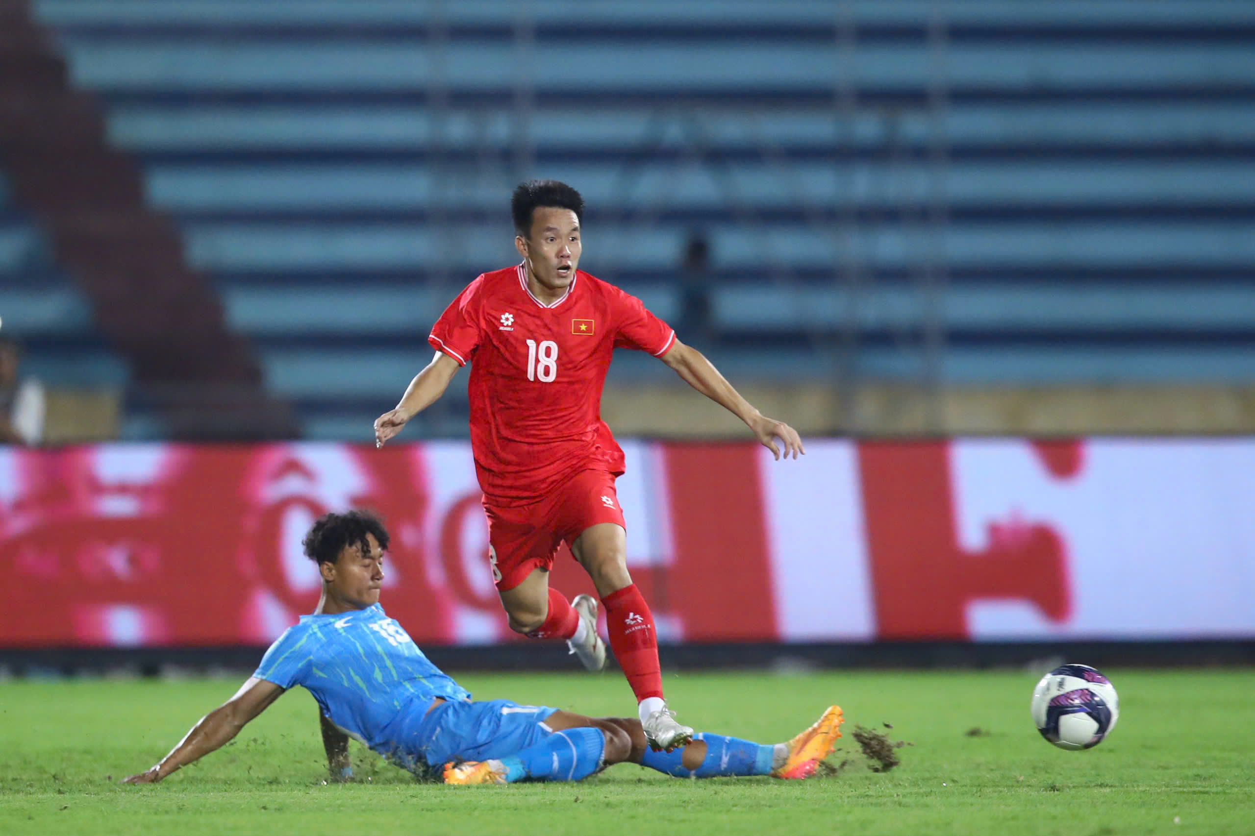 Tụt 3 bậc xếp hạng FIFA, tuyển Việt Nam bị Thái Lan bỏ xa- Ảnh 1. Tụt 3 bậc xếp hạng FIFA, tuyển Việt Nam bị Thái Lan bỏ xa- Ảnh 1.