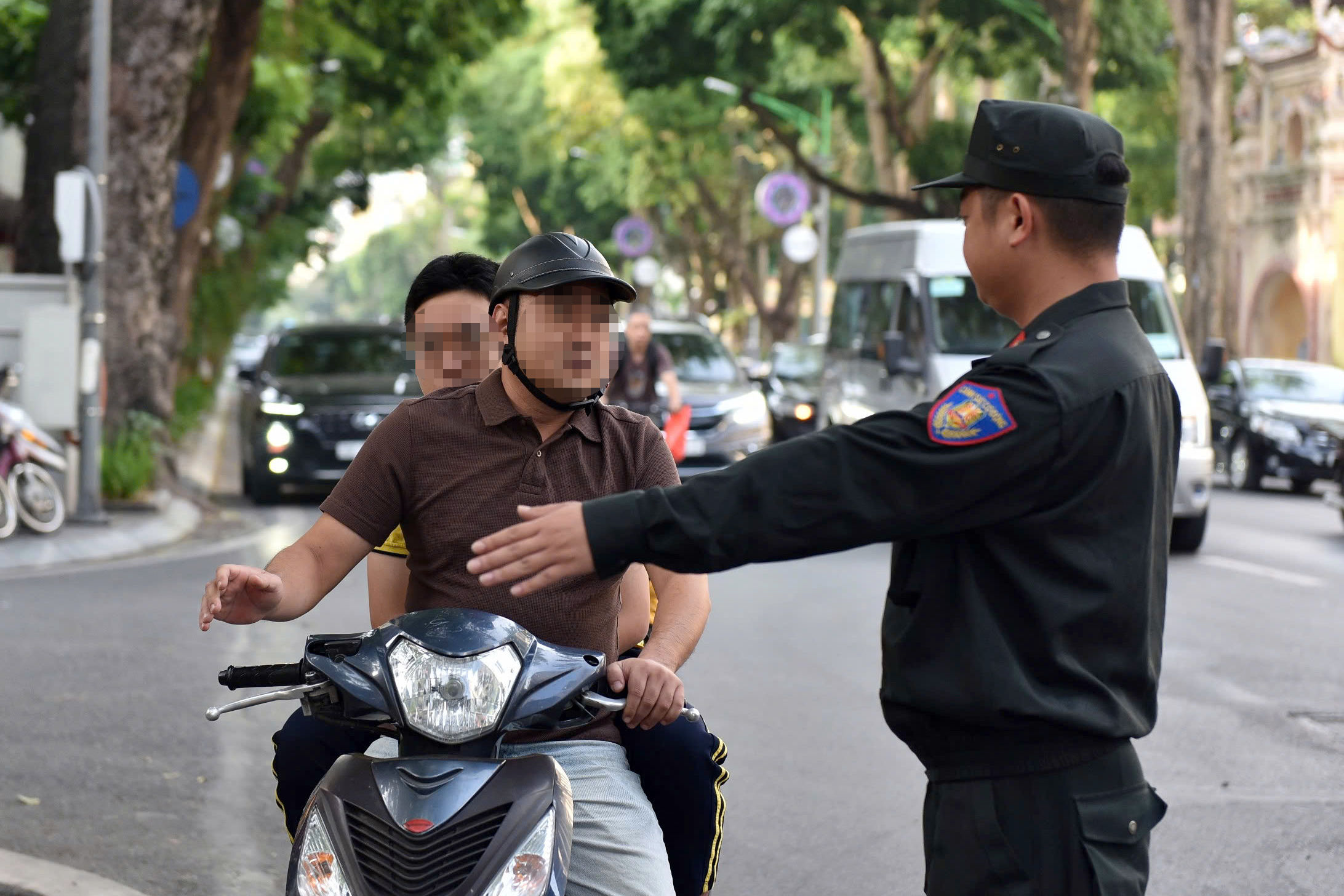 CSGT quyết liệt xử l&yacute;, học sinh chấp h&agrave;nh nhưng nhiều phụ huynh vẫn cố t&igrave;nh vi phạm- Ảnh 2.