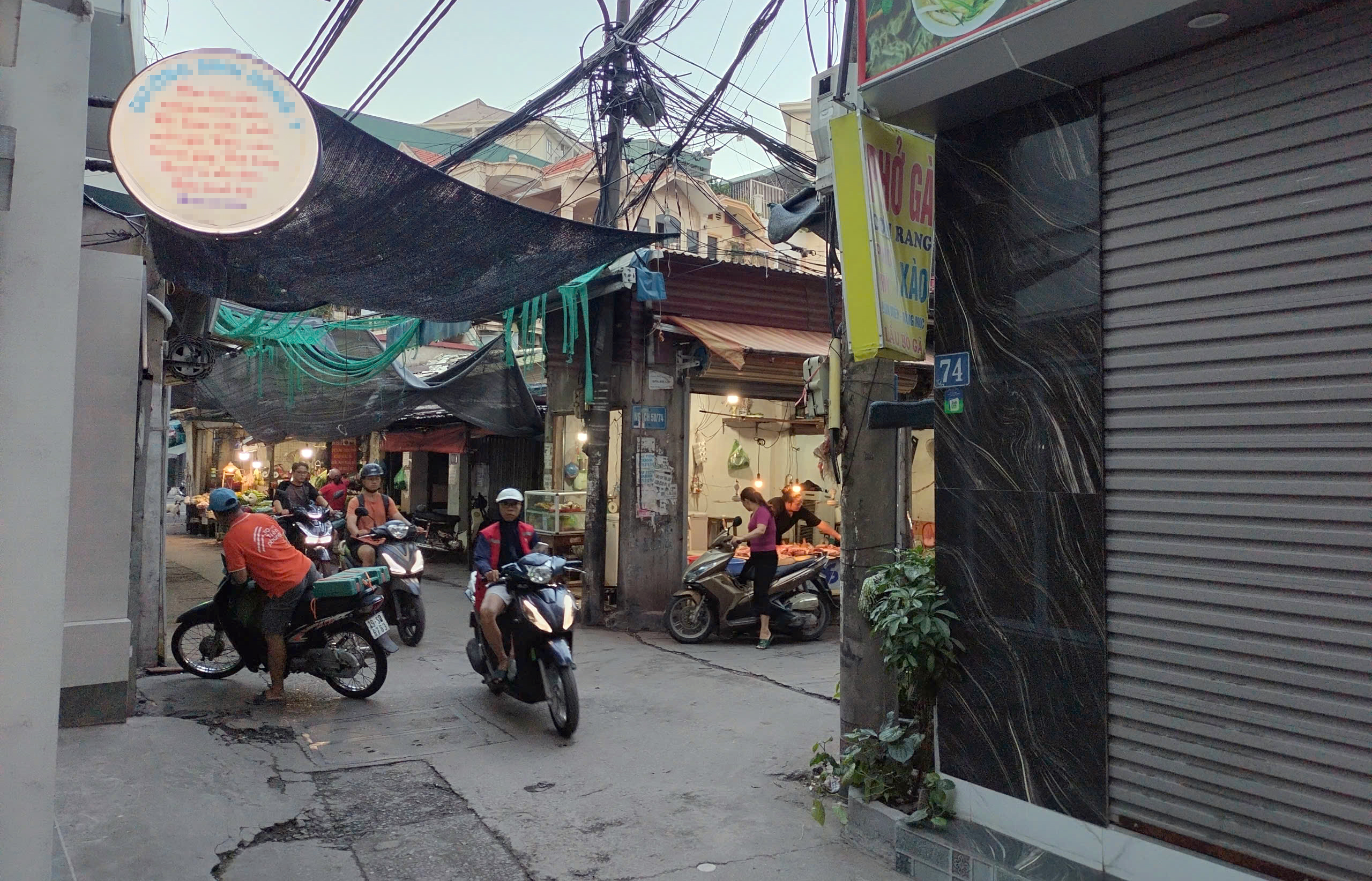 Hiểm họa từ việc kh&ocirc;ng giảm tốc độ khi l&aacute;i xe trong ng&otilde; ra đường lớn- Ảnh 1.