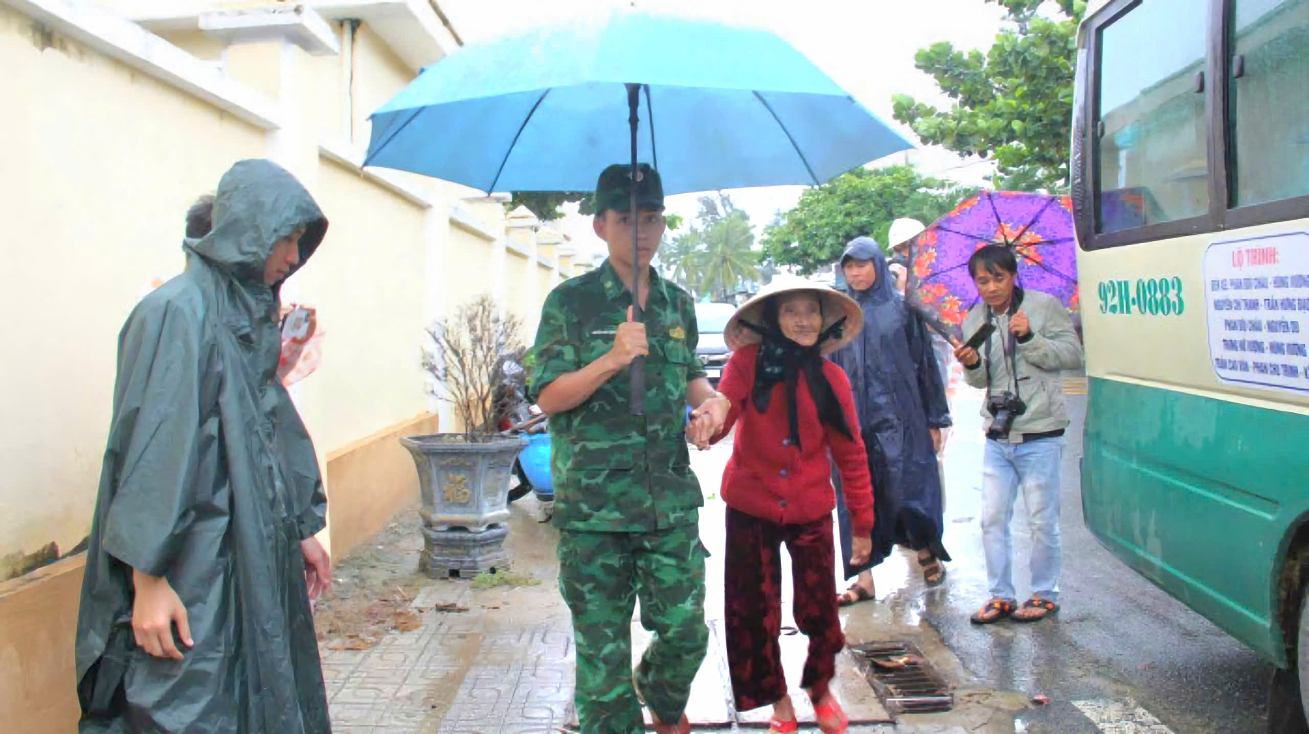 Quảng Nam mua điện thoại vệ tinh phục vụ chỉ đạo ứng ph&oacute; b&atilde;o Trami- Ảnh 1.