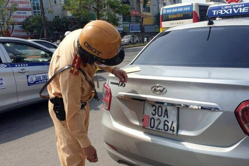 CSGT l&yacute; giải đề xuất tăng mức phạt che d&aacute;n, d&ugrave;ng biển số giả l&ecirc;n 52 triệu đồng- Ảnh 1.