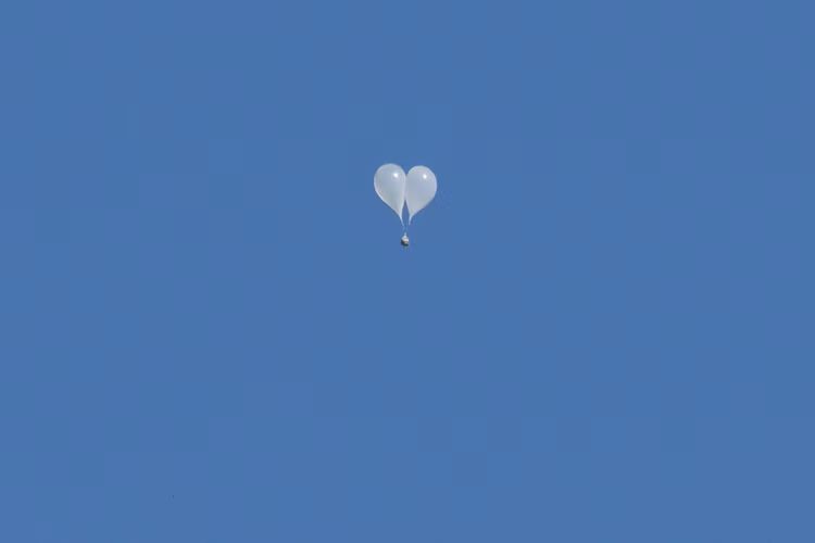 B&oacute;ng bay chứa r&aacute;c thải của Triều Ti&ecirc;n bị tố ph&aacute;t nổ tr&ecirc;n dinh thự Tổng thống H&agrave;n Quốc- Ảnh 1.