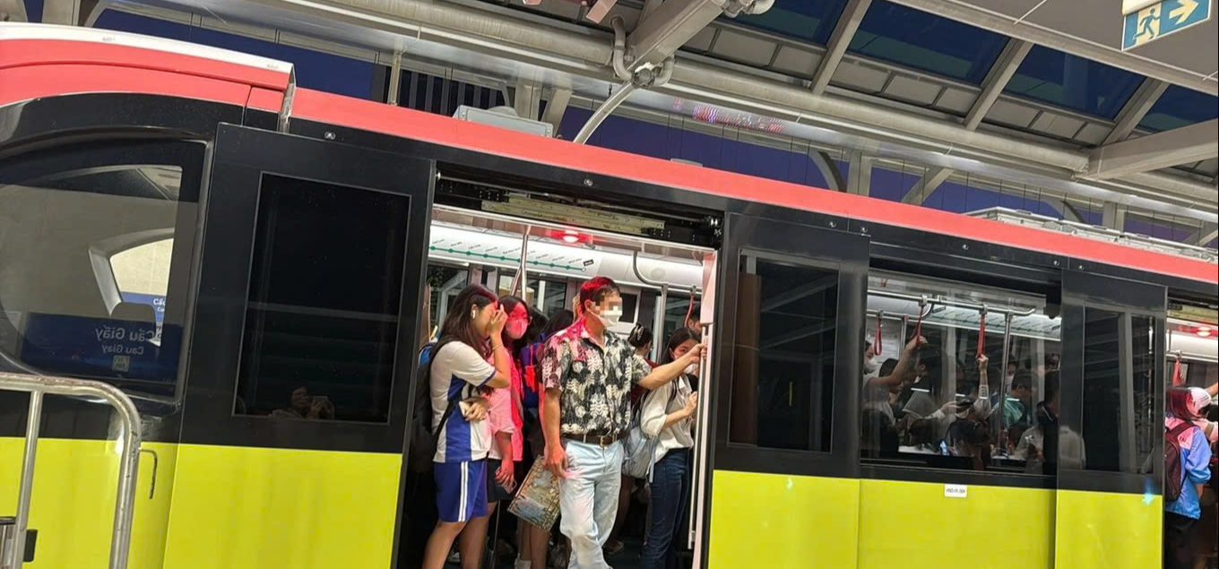 T&agrave;u điện Nhổn - Cầu Giấy gặp sự cố dừng đột ngột tr&ecirc;n đường- Ảnh 1.