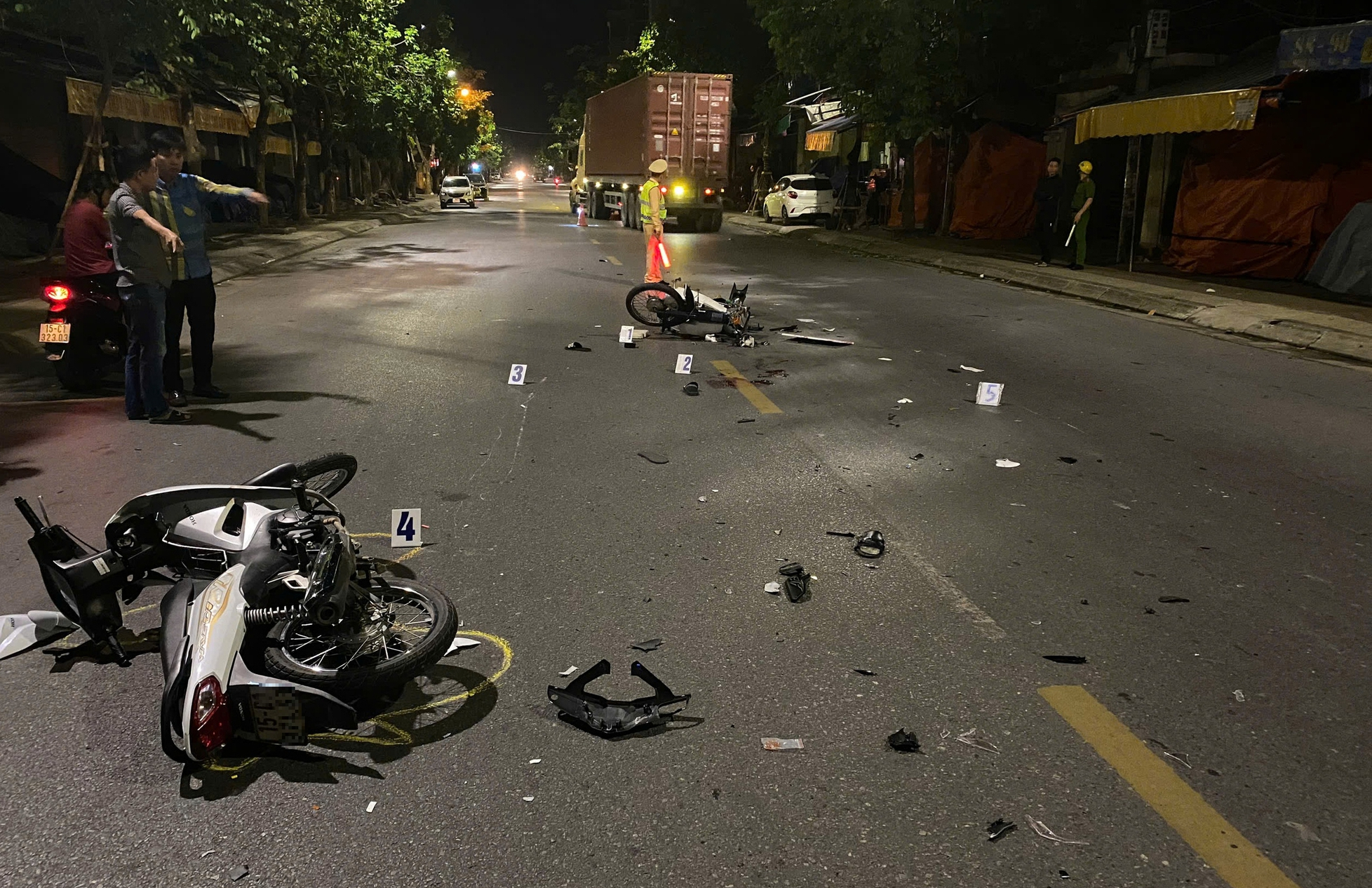 Hải Phòng: Hai xe máy đi ngược chiều va chạm, 1 người tử vong- Ảnh 1. Hải Phòng: Hai xe máy đi ngược chiều va chạm, 1 người tử vong- Ảnh 1.