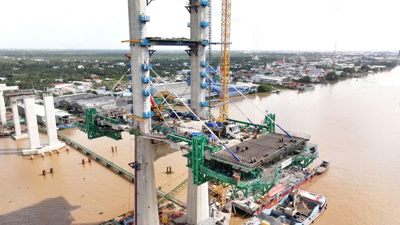 Cầu Rạch Miễu 2: Ho&agrave;n th&agrave;nh to&agrave;n bộ hai trụ th&aacute;p d&acirc;y văng trước 3 th&aacute;ng- Ảnh 2.