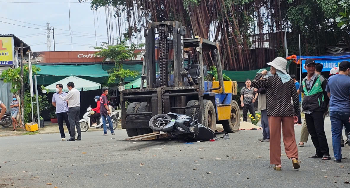 Luật sư ph&acirc;n t&iacute;ch vụ va chạm giữa xe n&acirc;ng v&agrave; xe m&aacute;y g&acirc;y chết người- Ảnh 1.