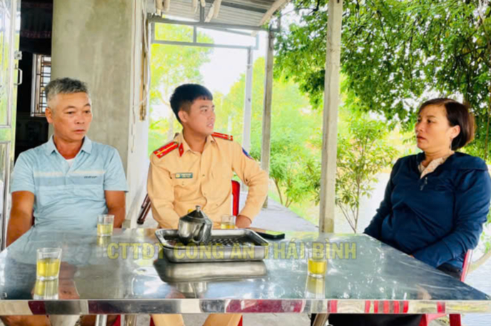 Đắm thuyền tr&ecirc;n s&ocirc;ng Hồng, hai vợ chồng được CSGT cứu kịp thời- Ảnh 2.