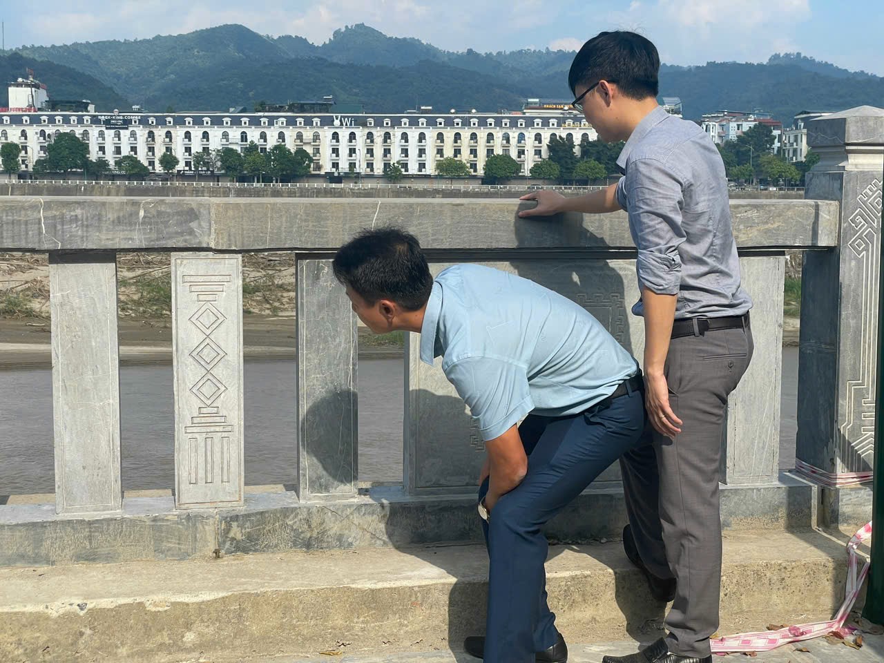 V&igrave; sao lan can đ&aacute; tiền tỷ ở L&agrave;o Cai hư hỏng nặng sau mưa b&atilde;o?- Ảnh 11.