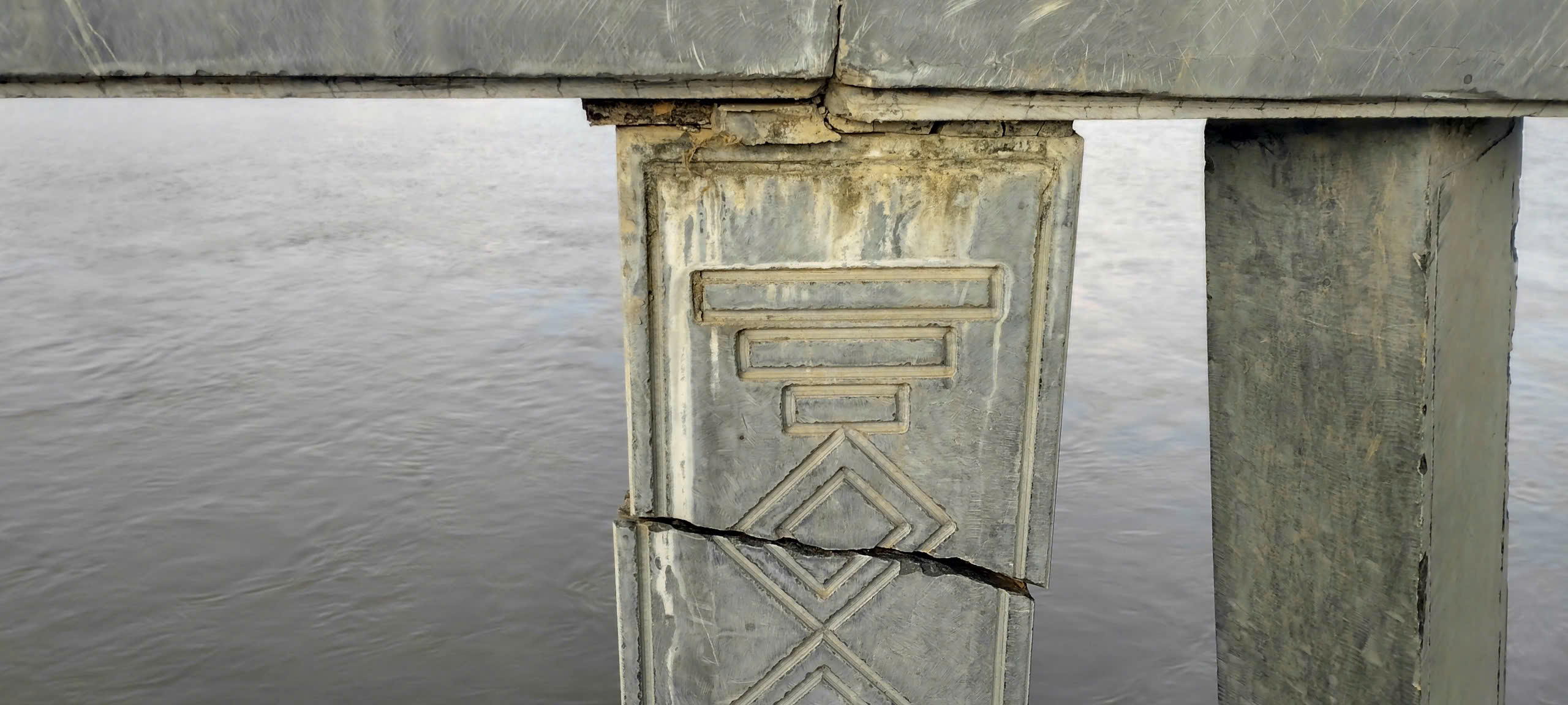 V&igrave; sao lan can đ&aacute; tiền tỷ ở L&agrave;o Cai hư hỏng nặng sau mưa b&atilde;o?- Ảnh 2.