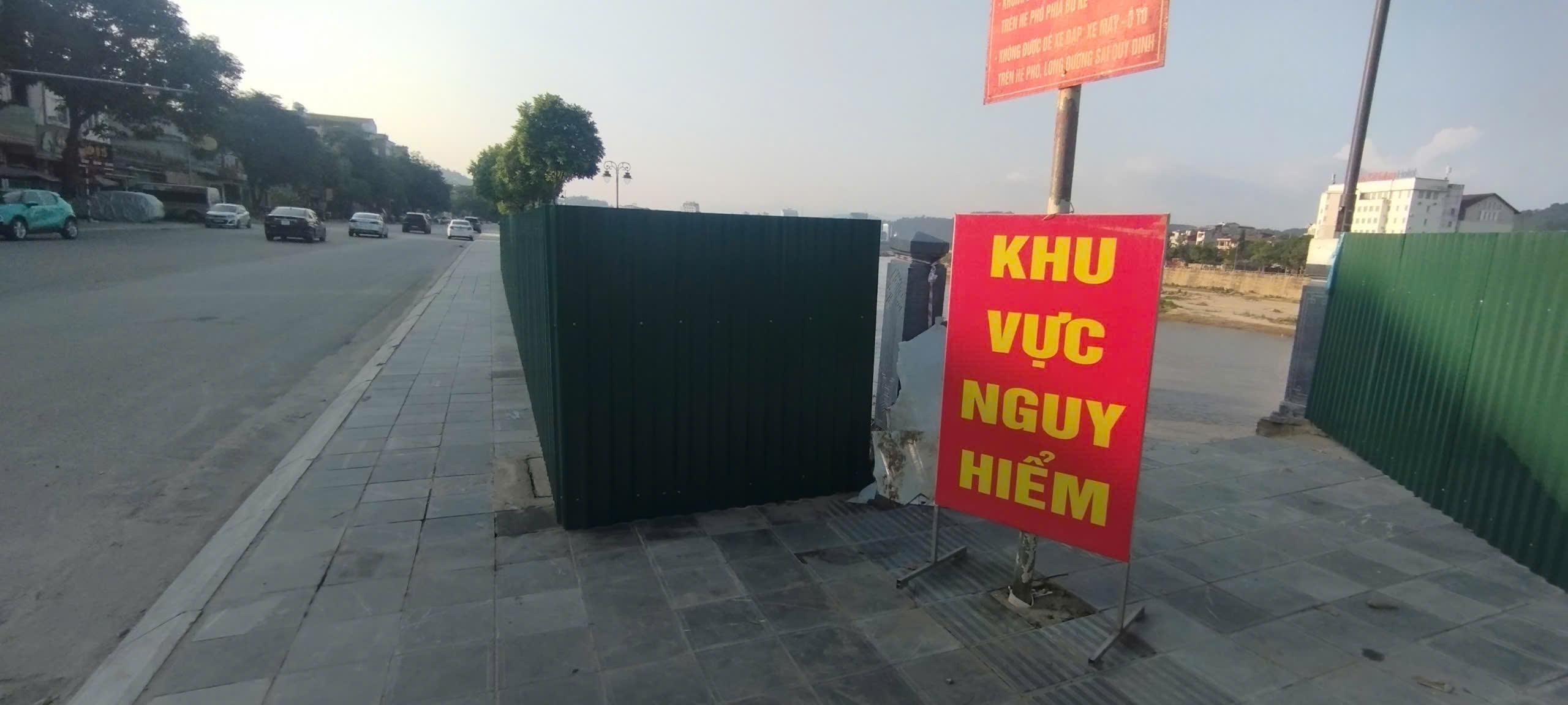 V&igrave; sao lan can đ&aacute; tiền tỷ ở L&agrave;o Cai hư hỏng nặng sau mưa b&atilde;o?- Ảnh 7.